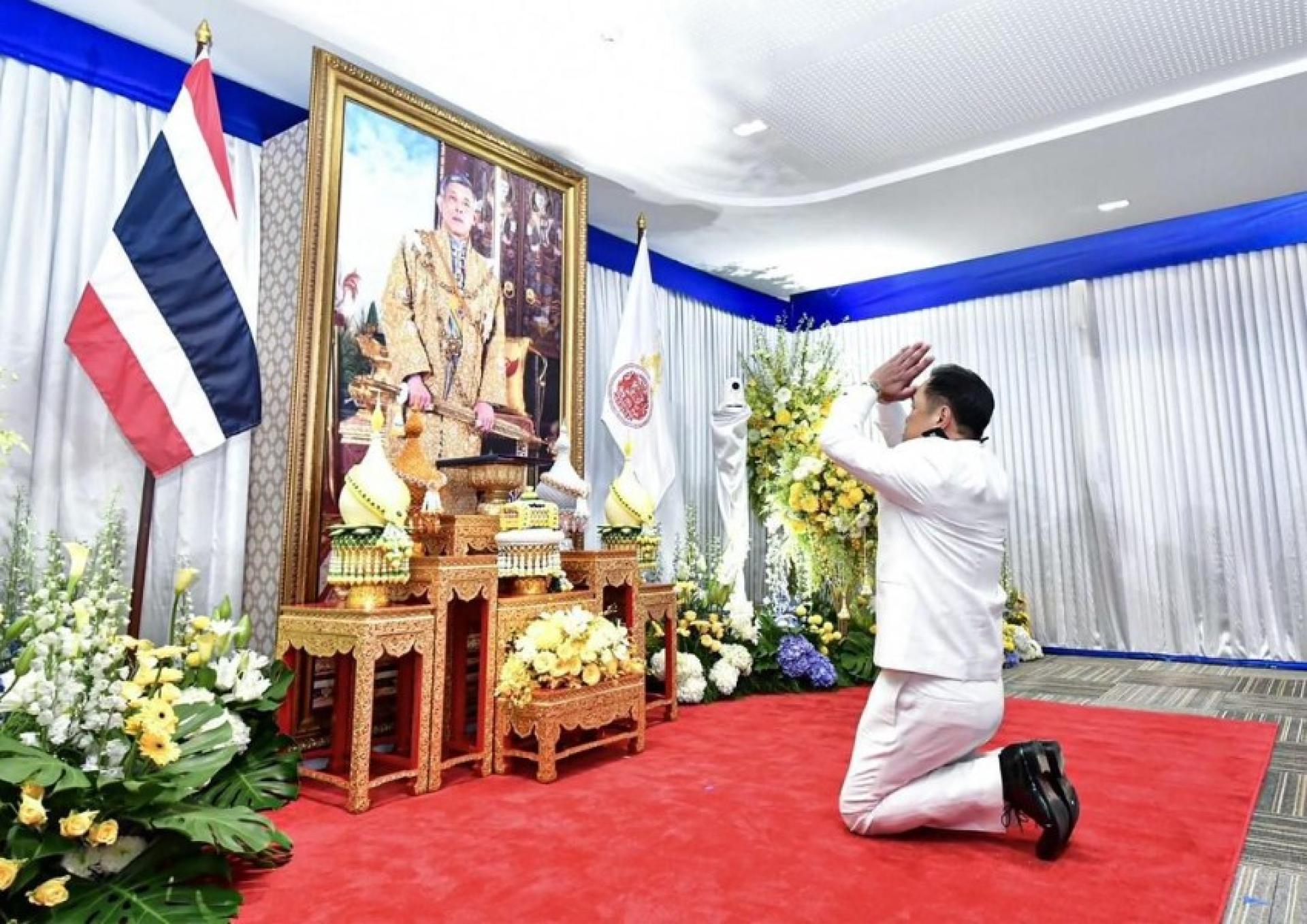 星期天（9月7日），泰自豪党领袖阿努廷在党总部举行的首相就职仪式上，向泰国国王的肖像致敬。
