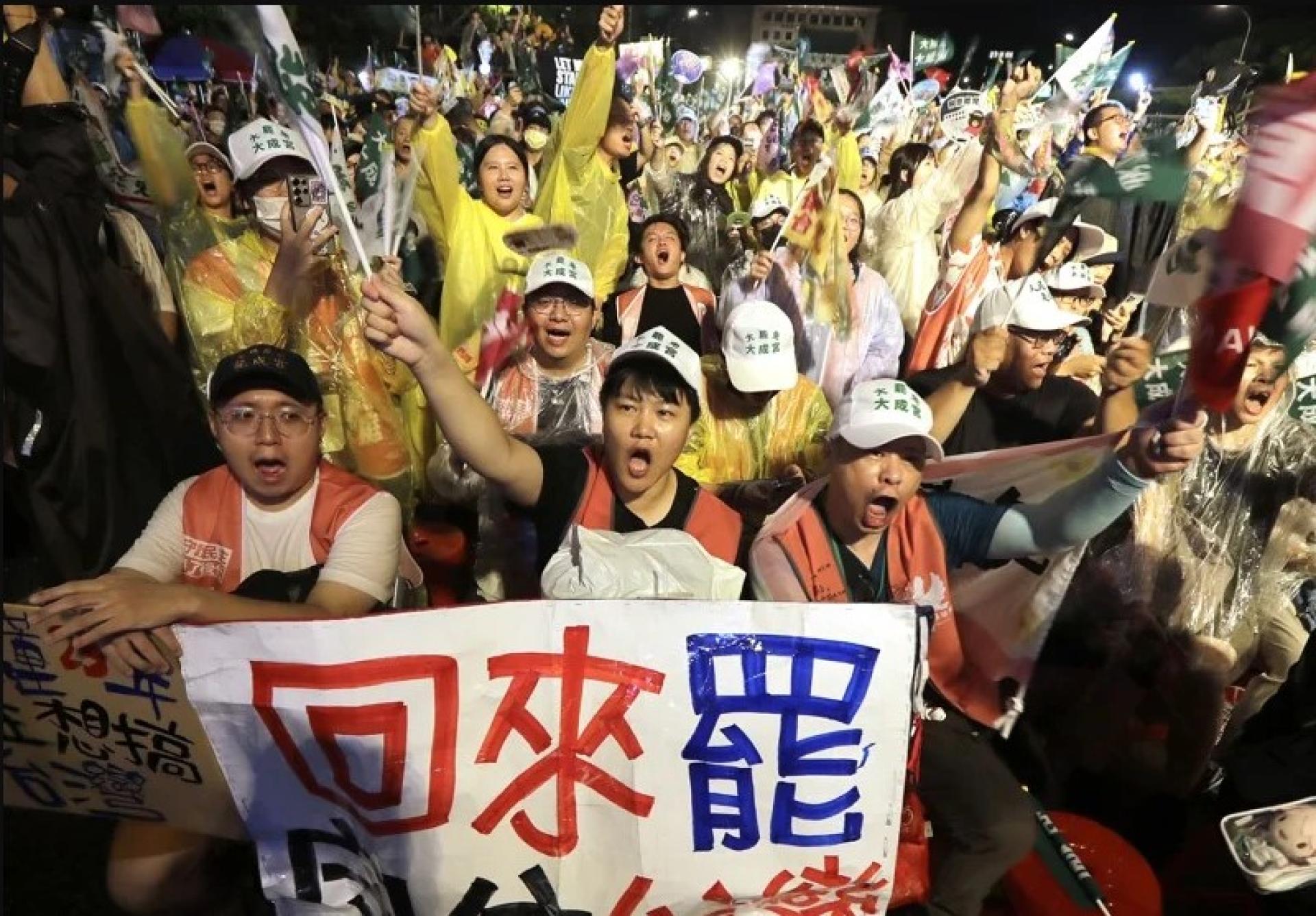 台湾民众7月24日聚集台北街头，呼吁“7月26日回家罢免”。