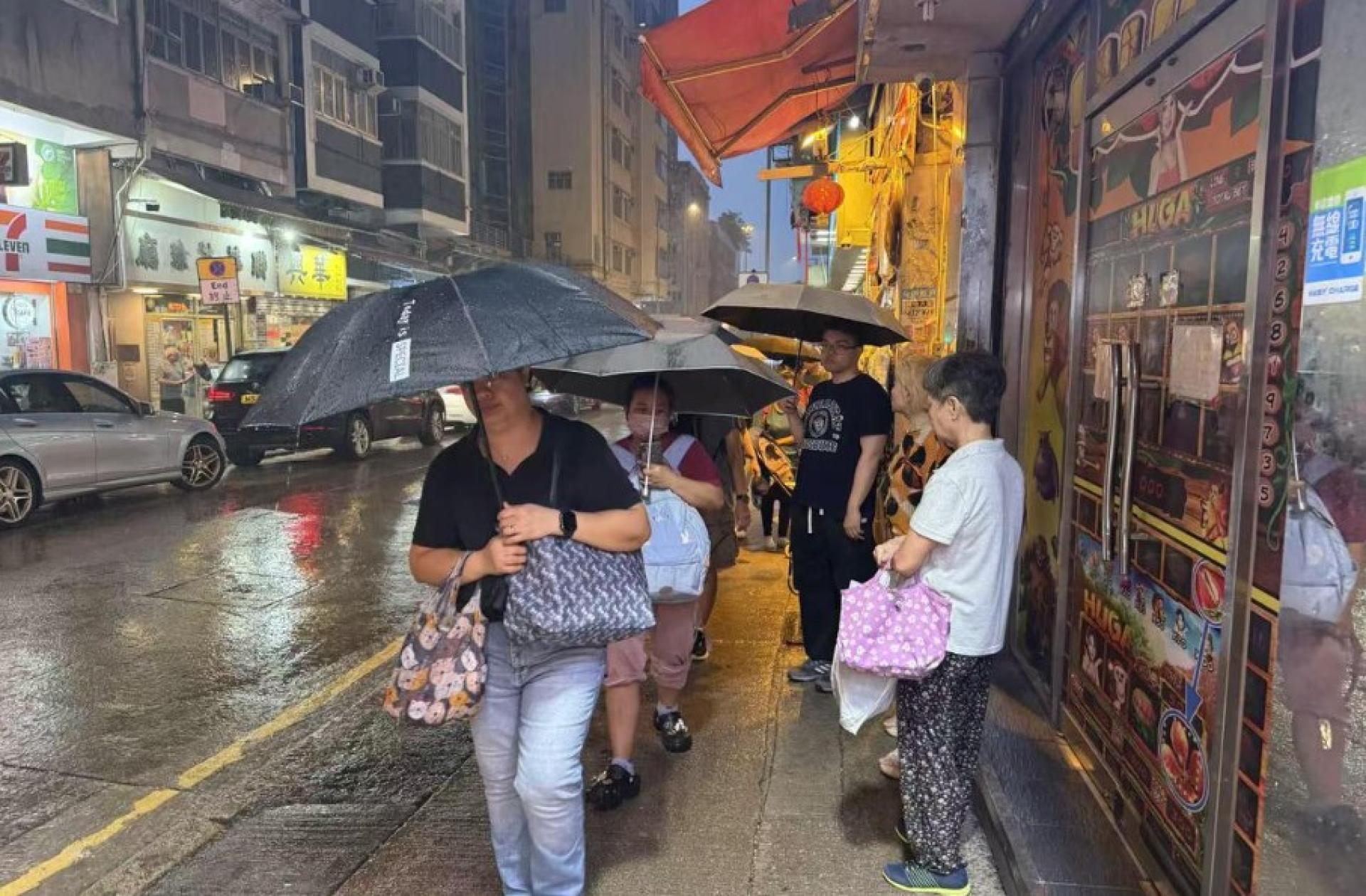 受今年第16号台风“塔巴”影响，香港天文台星期天（9月7日）晚上9时20分发出八号烈风或暴风信号。香港天文台预计，“塔巴”将在星期一（8日）早上于香港西南面200公里内掠过，随后在广东西部登陆，八号风球将至少维持至星期一上午11时。