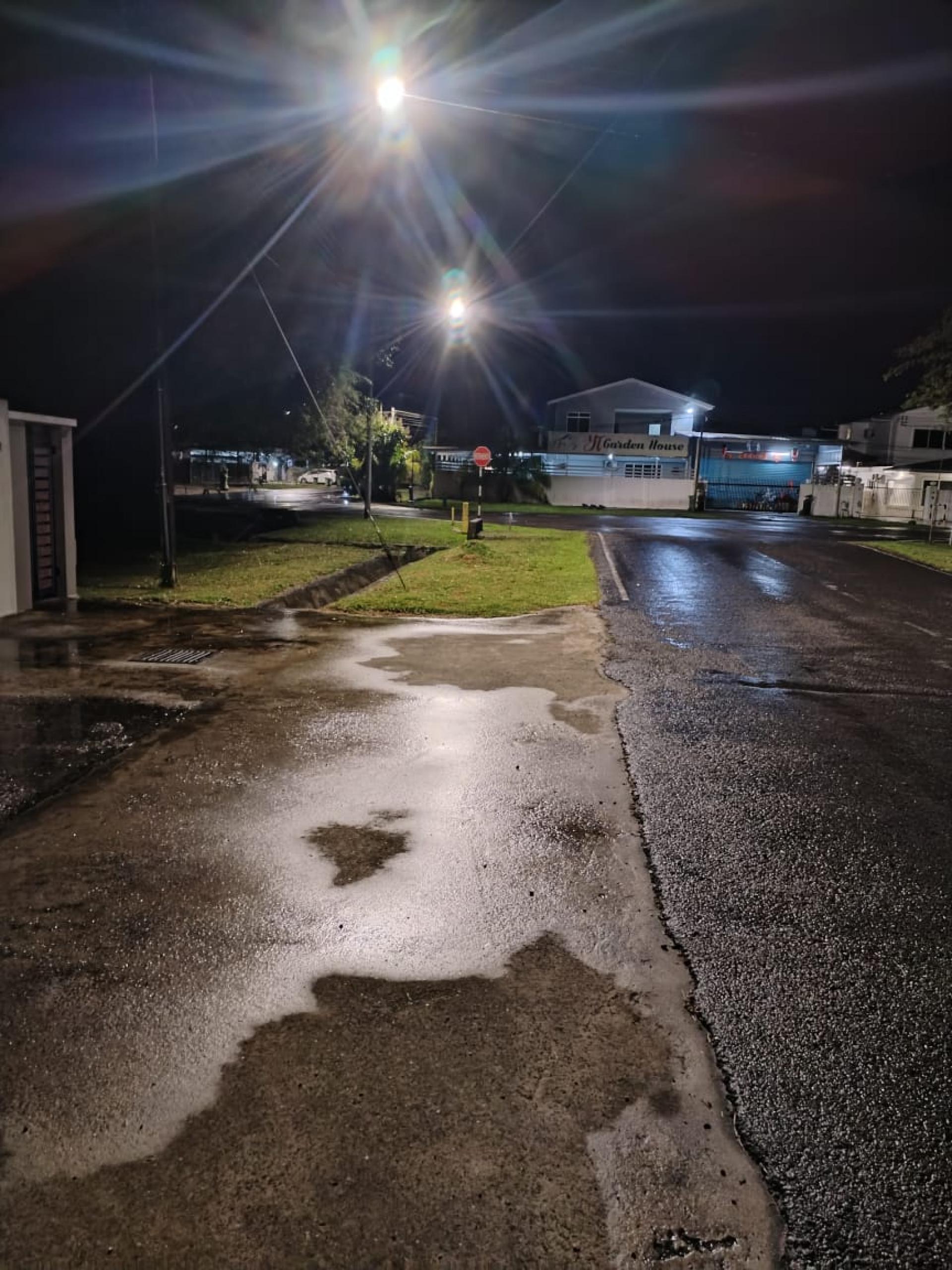 路灯更换后，埔奕道路在夜间呈现一片光明景象。