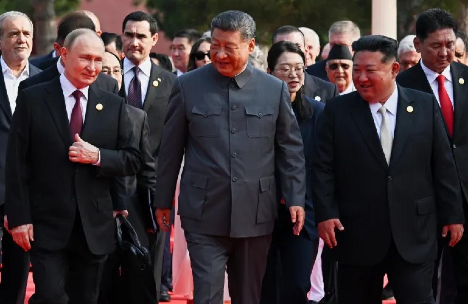 俄罗斯总统普京（左）、中国国家主席习近平（中）和朝鲜领导人金正恩（右）日前抵达中国北京参加阅兵式。（档案照）