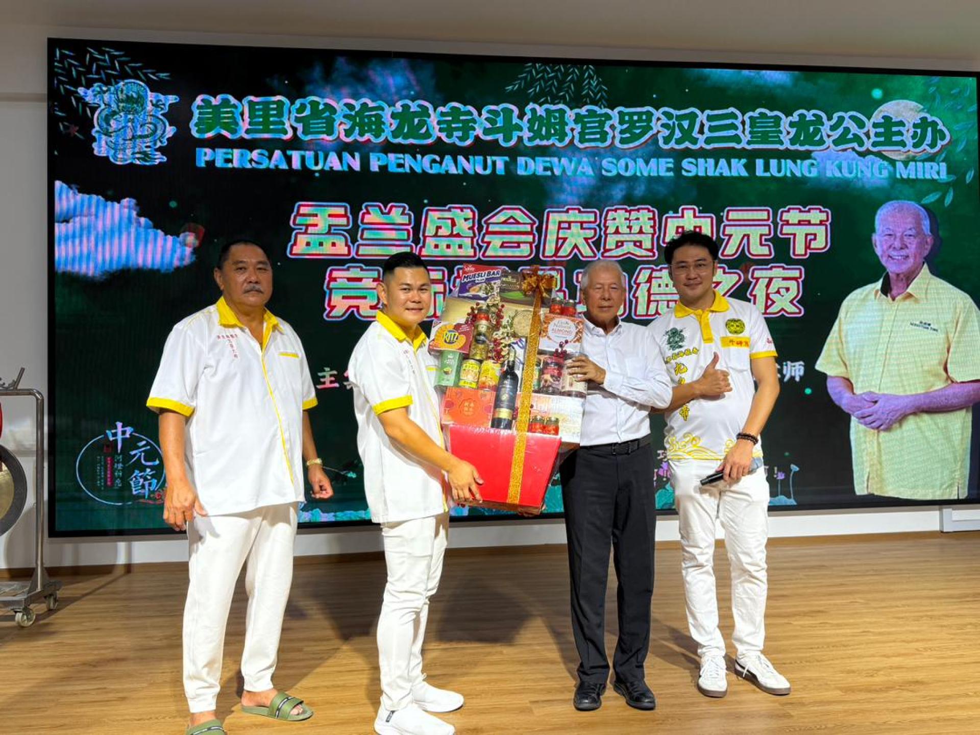 美里省海龙寺斗姆宫九皇大帝罗汉三皇龙公主席吴佛生（左2）赠送礼篮予砂旅游部副部长拿督  陈超耀。