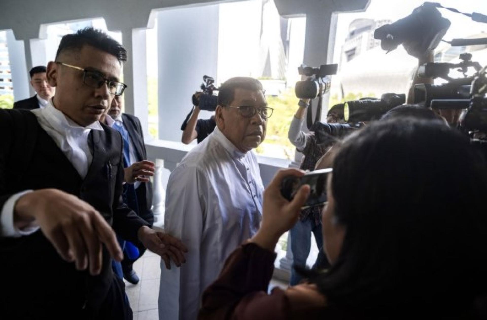 一身白衣的阿布沙希周一被控上庭时，对总共17项失信与洗黑钱罪名表示不认罪，获准以150万令吉保外候审。