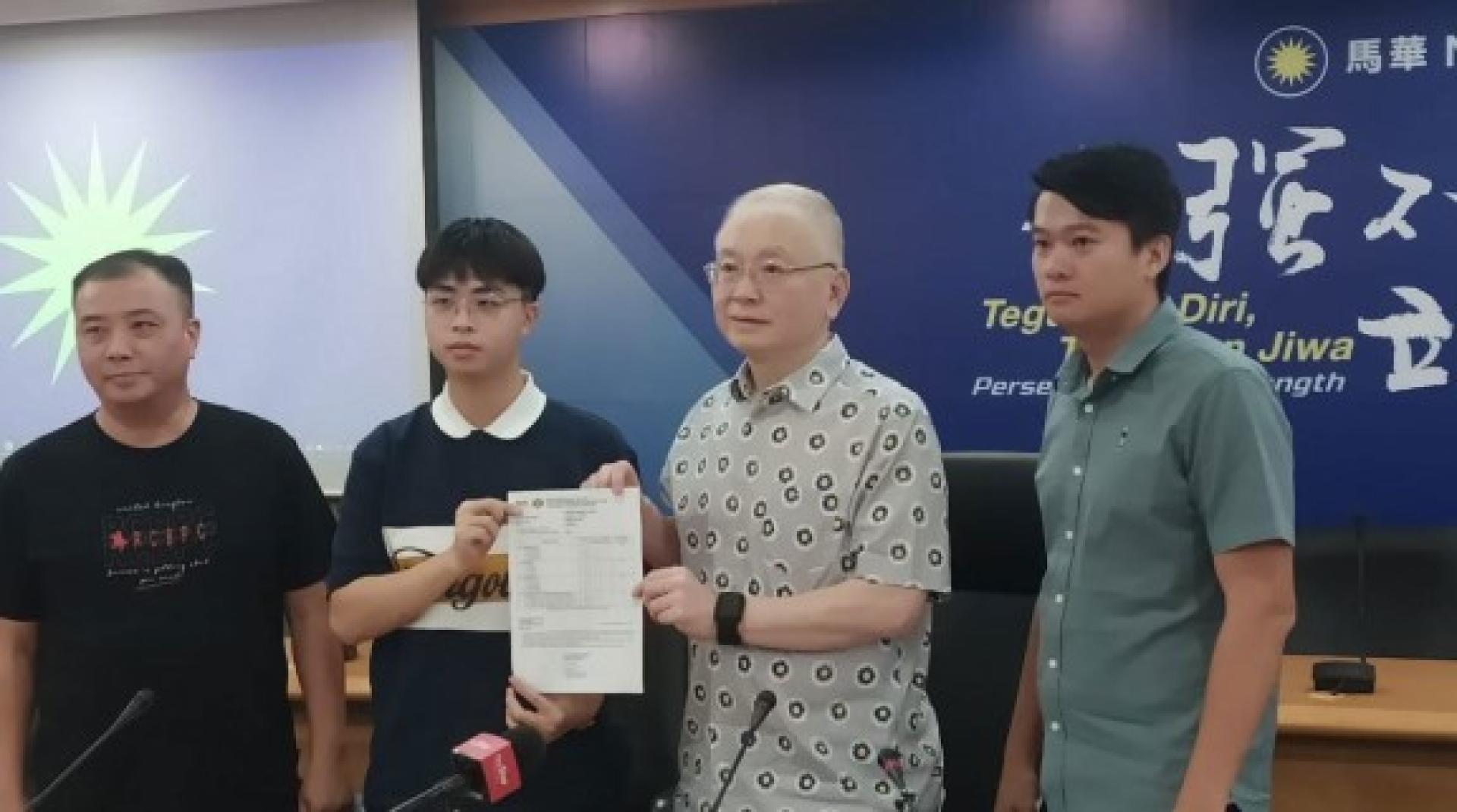 黄晖益（左起）及黄煜轩向魏家祥及马青教育局主席王祺翔投诉。