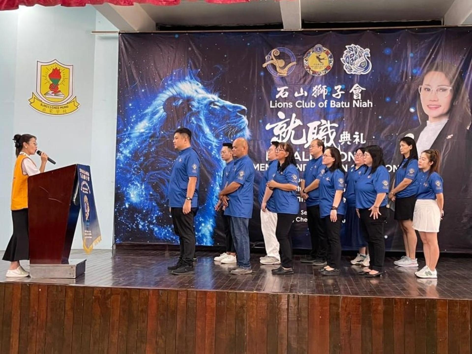 国际狮子会308A2区总监拿督李秀萍（左）为新届理事会主持宣誓就职礼。