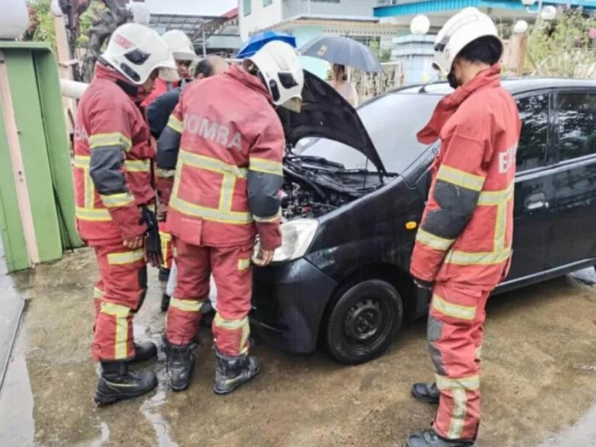 峇都林当消防员在现场检查汽车，确保无复燃风险。