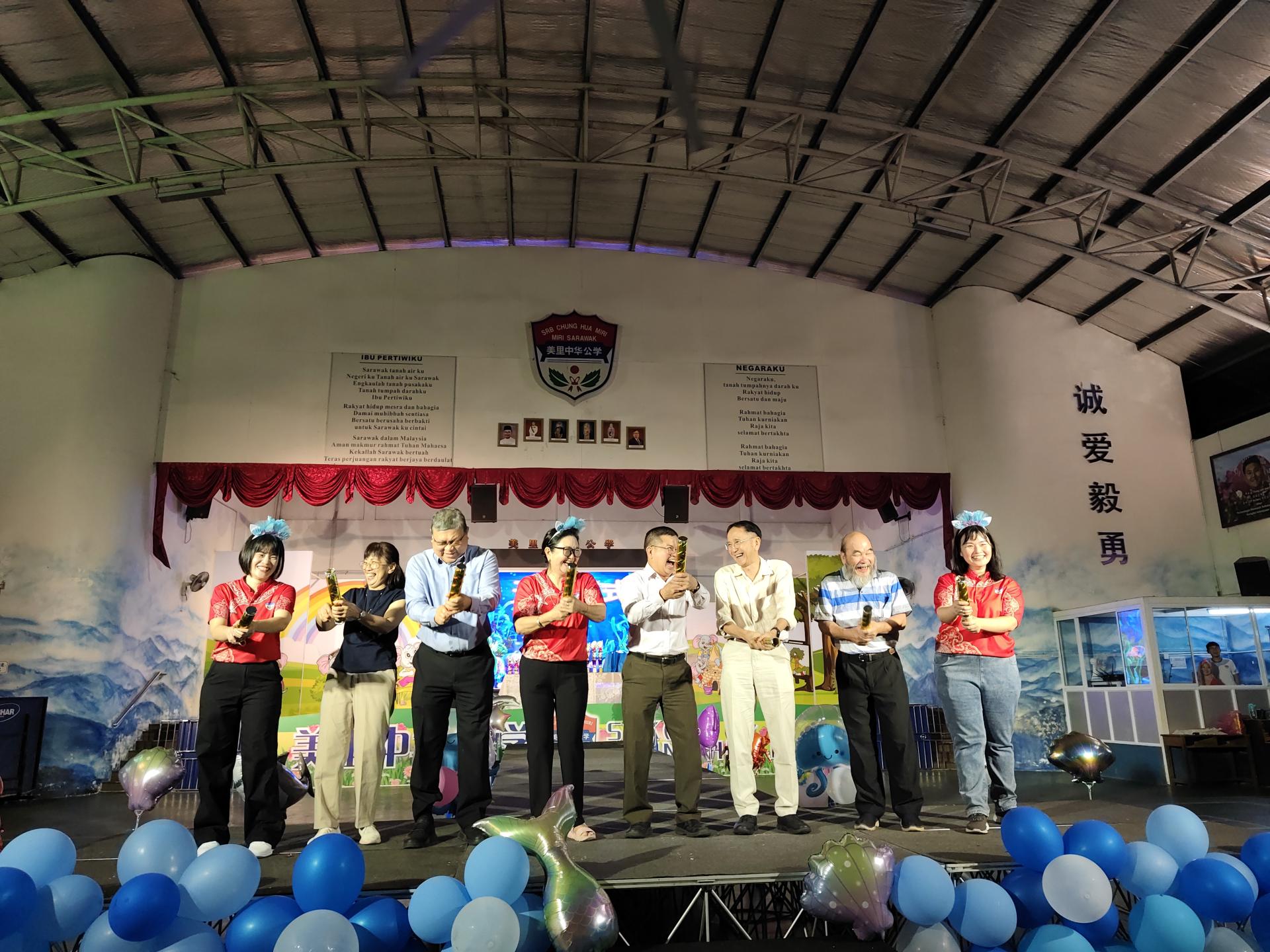美里中华公学《海底世界》校内服装秀比赛开幕礼。右4起为董事长李开运及校长陈泳伽等。