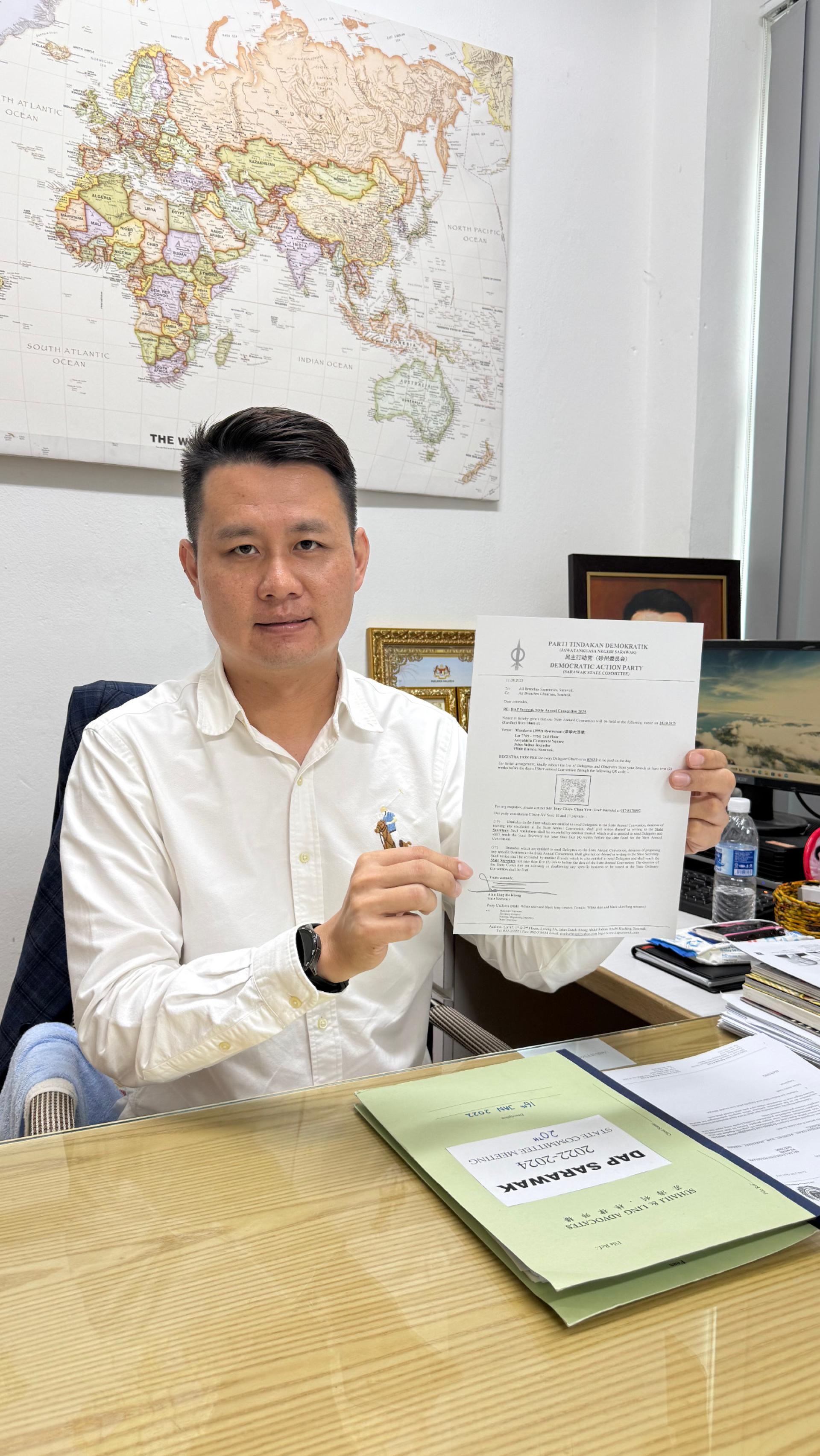砂行动党秘书林思健律师出示发给支部的常年大会通知书时摄。