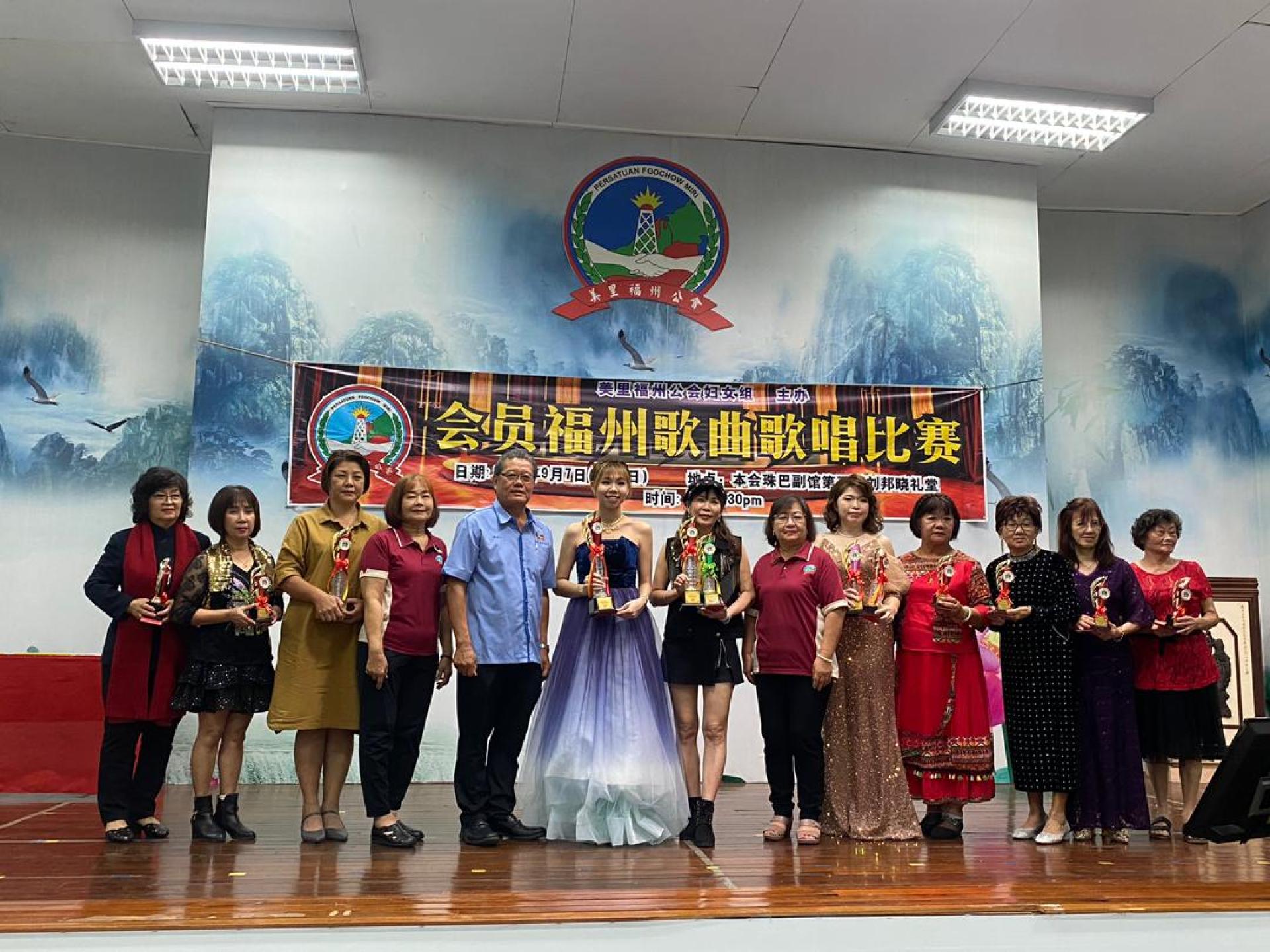 女子组得奖者合影。