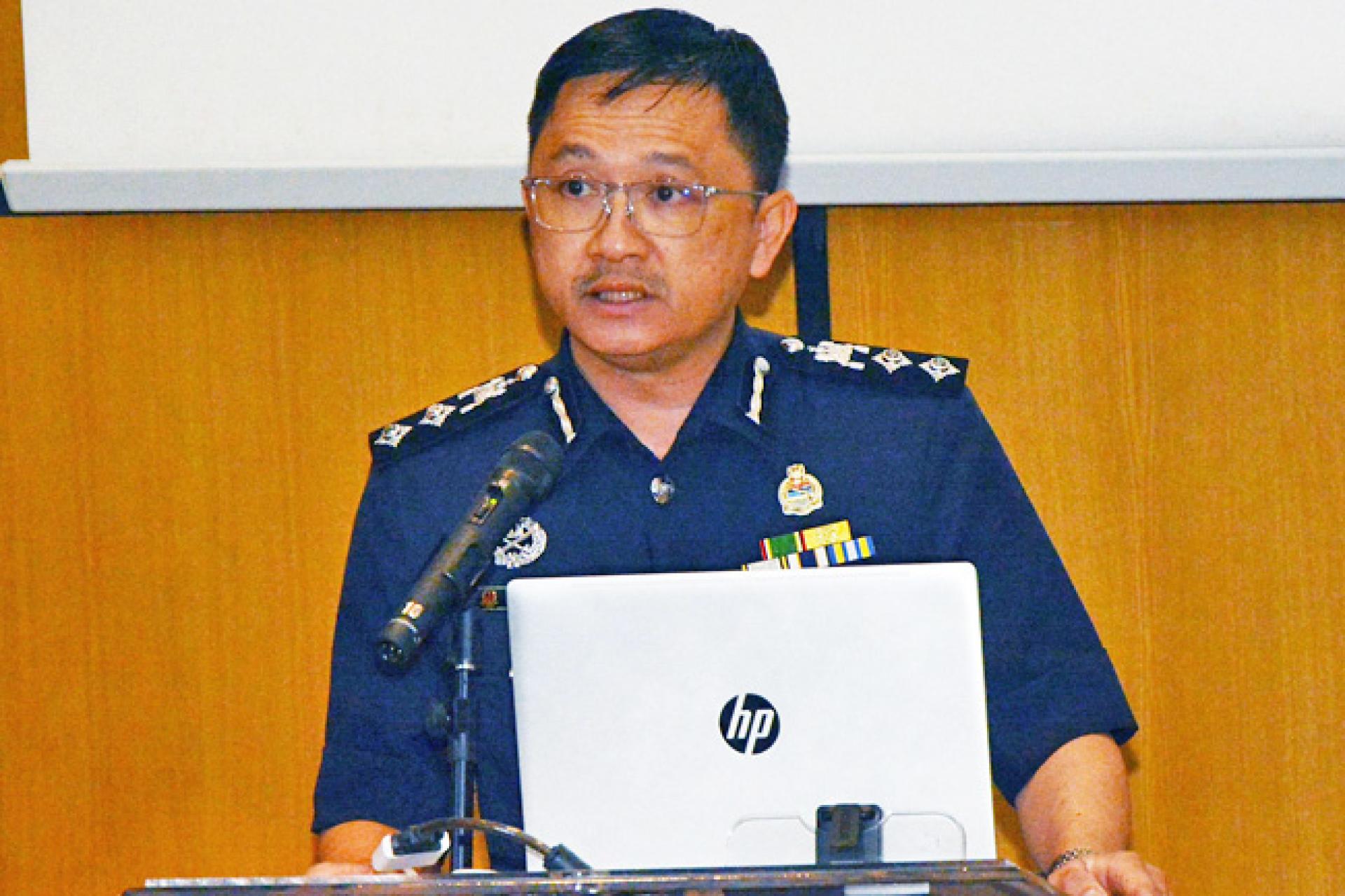 汶莱皇家警察部队 刑事调查科网络犯罪调查科负责人、高级警监亨德里在举行特别新闻发布会上发言