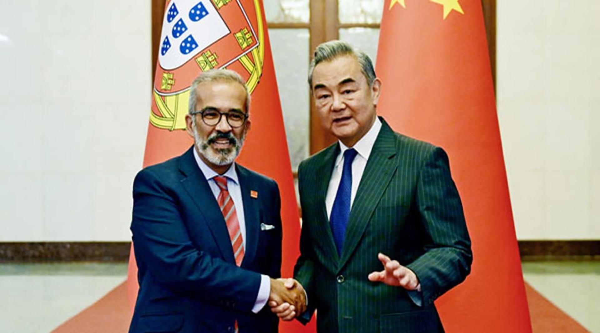 中国外长王毅（右）8日在北京会见葡萄牙外长兰热尔（左）。