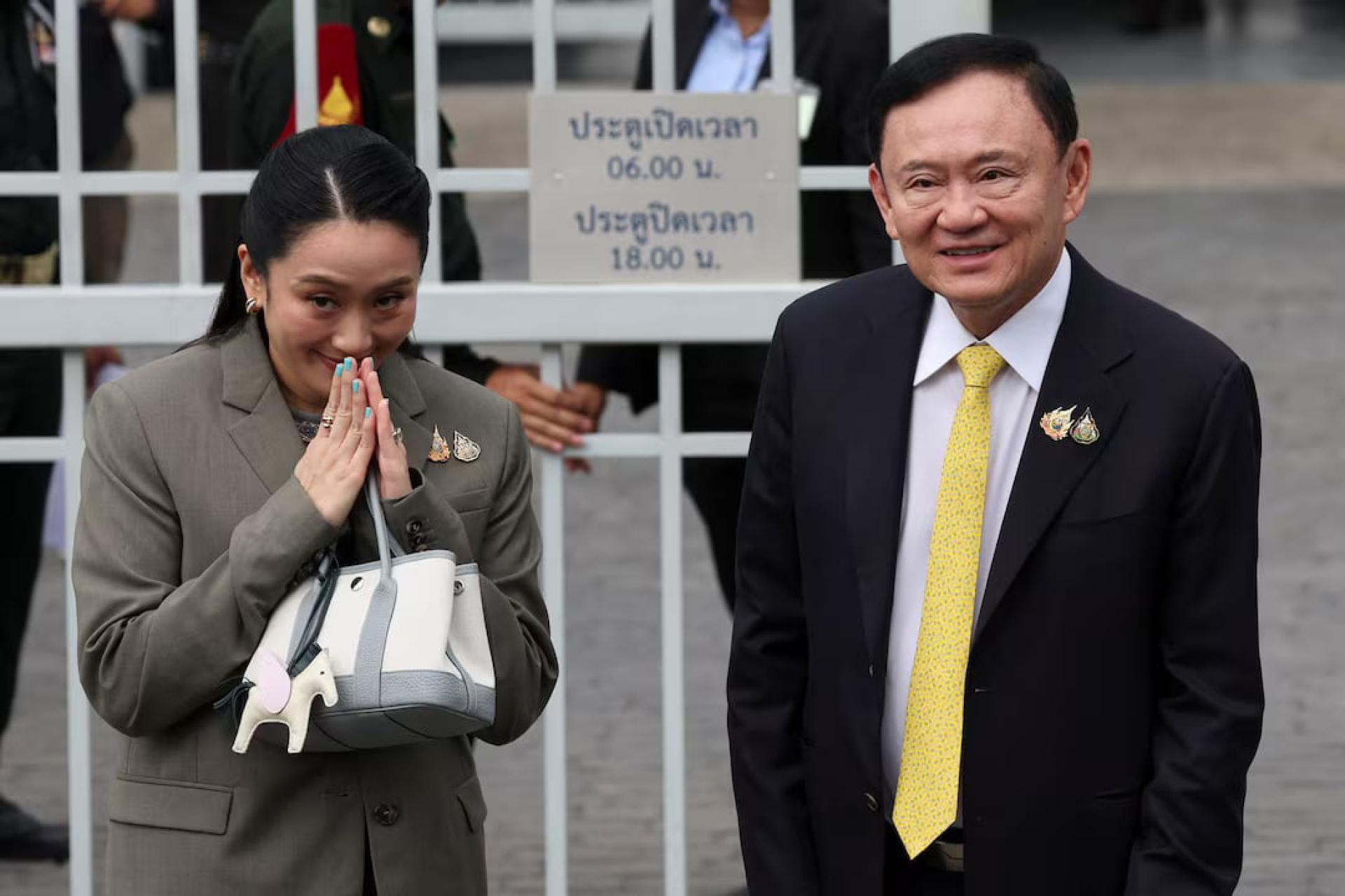 继佩通坦被解除首相职务后，为泰党再遭受一大打击。图为9日上午，佩通坦陪父亲76歲的他信到最高法院。