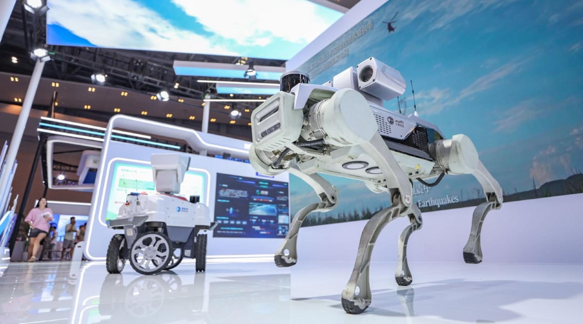 2025世界智能产业博览会于9月5日至8日在重庆举行。图为智能电力巡检设备。（图：新华社）