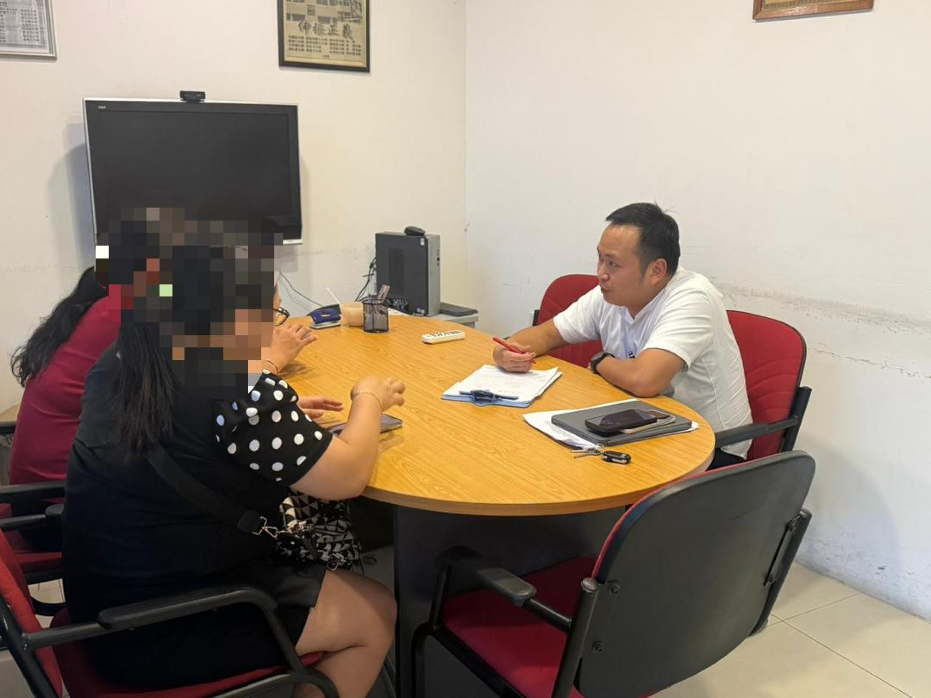 张女士向江峰年讲述其妹妹借贷而导致其家人也受累的经过。