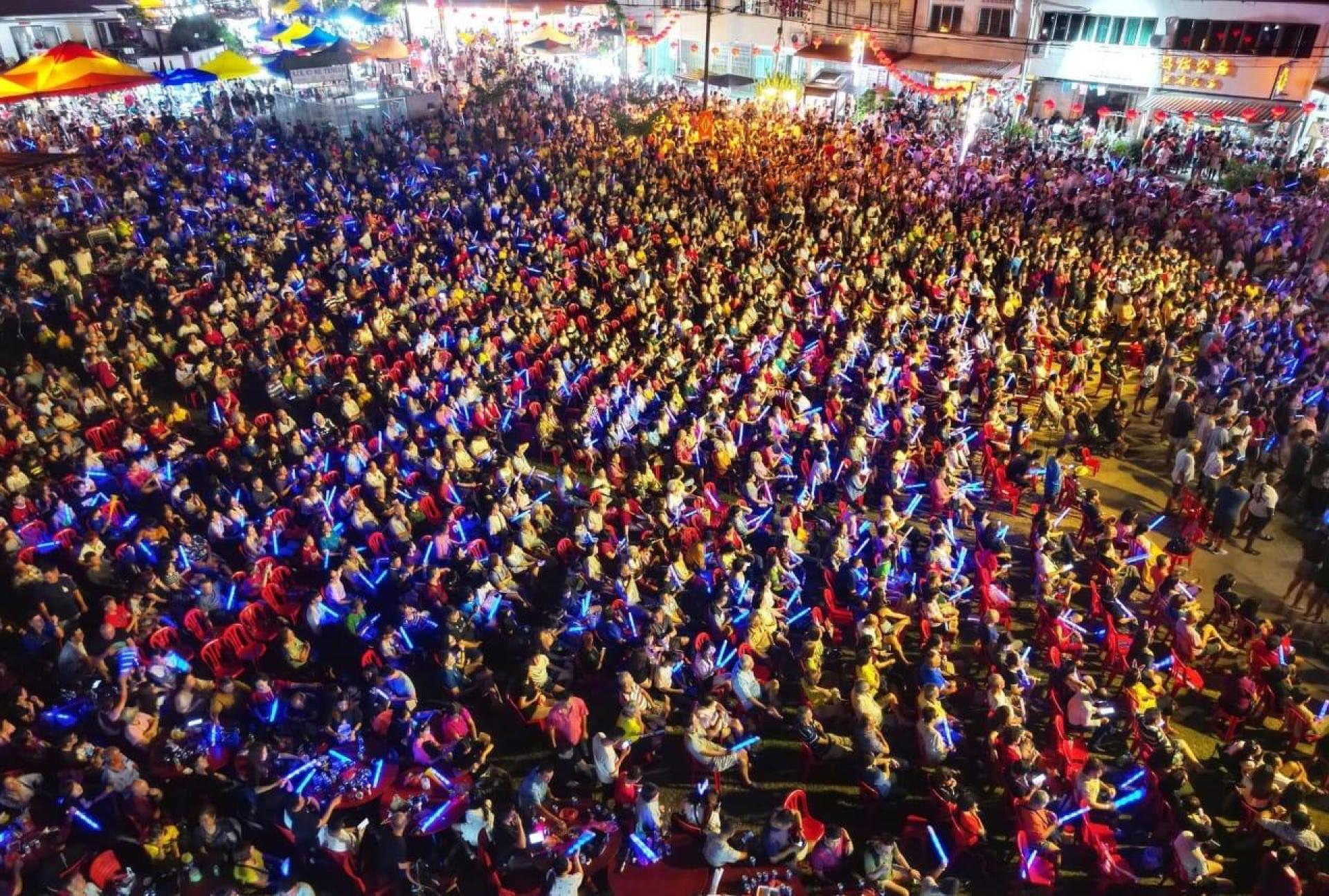 为营造露天演唱会氛围，理事会特别订制5000支印有“2025登雅新村春秋二祭理事会”字样的荧光棒，并在第三晚免费派发，与会者全场挥动荧光棒，场面十分壮观。（图由康成辉提供）