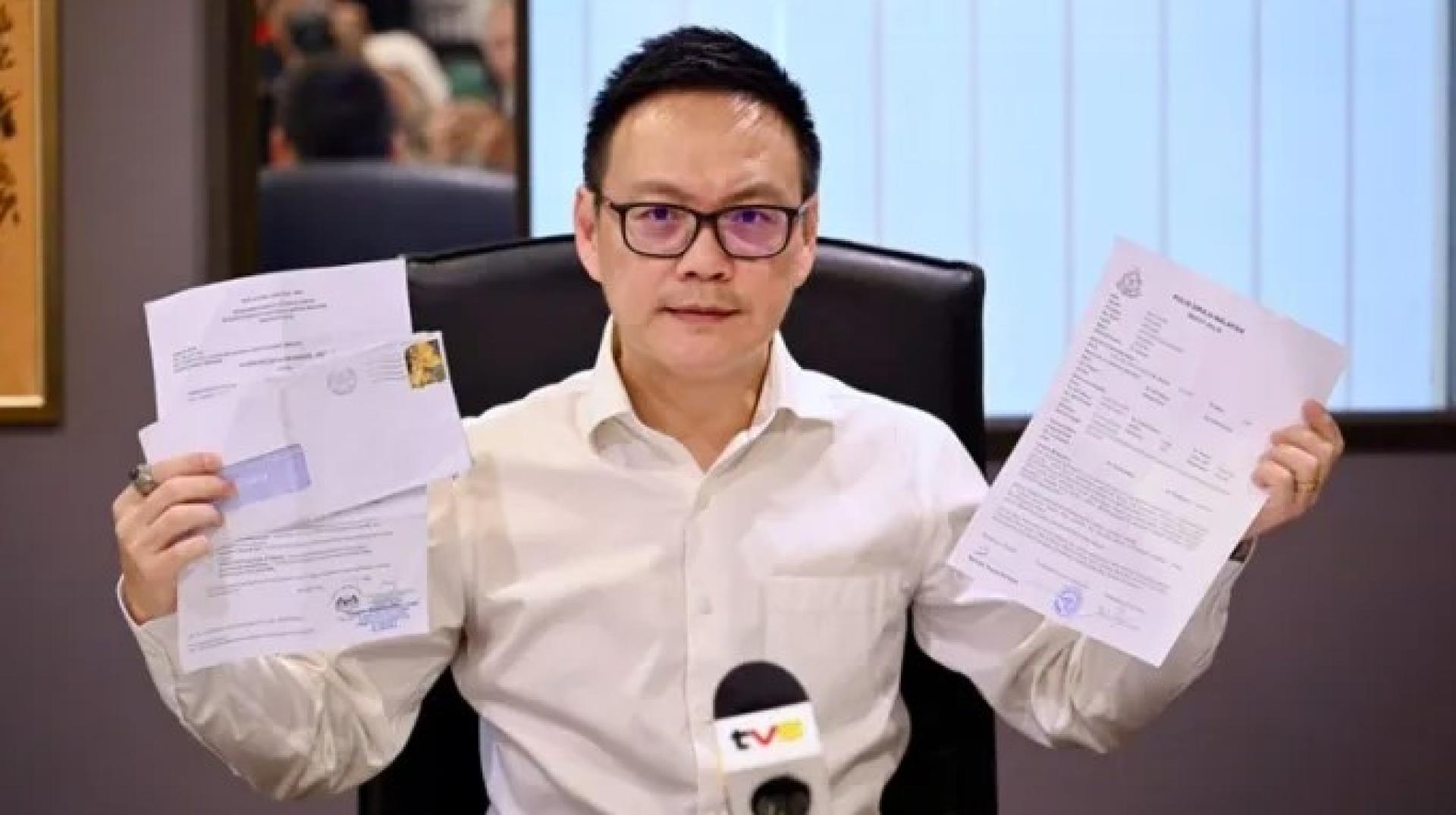 符祥威于2025年9月9日在其律师楼记者会上展示带有印章及官方地址的伪造法庭文件。