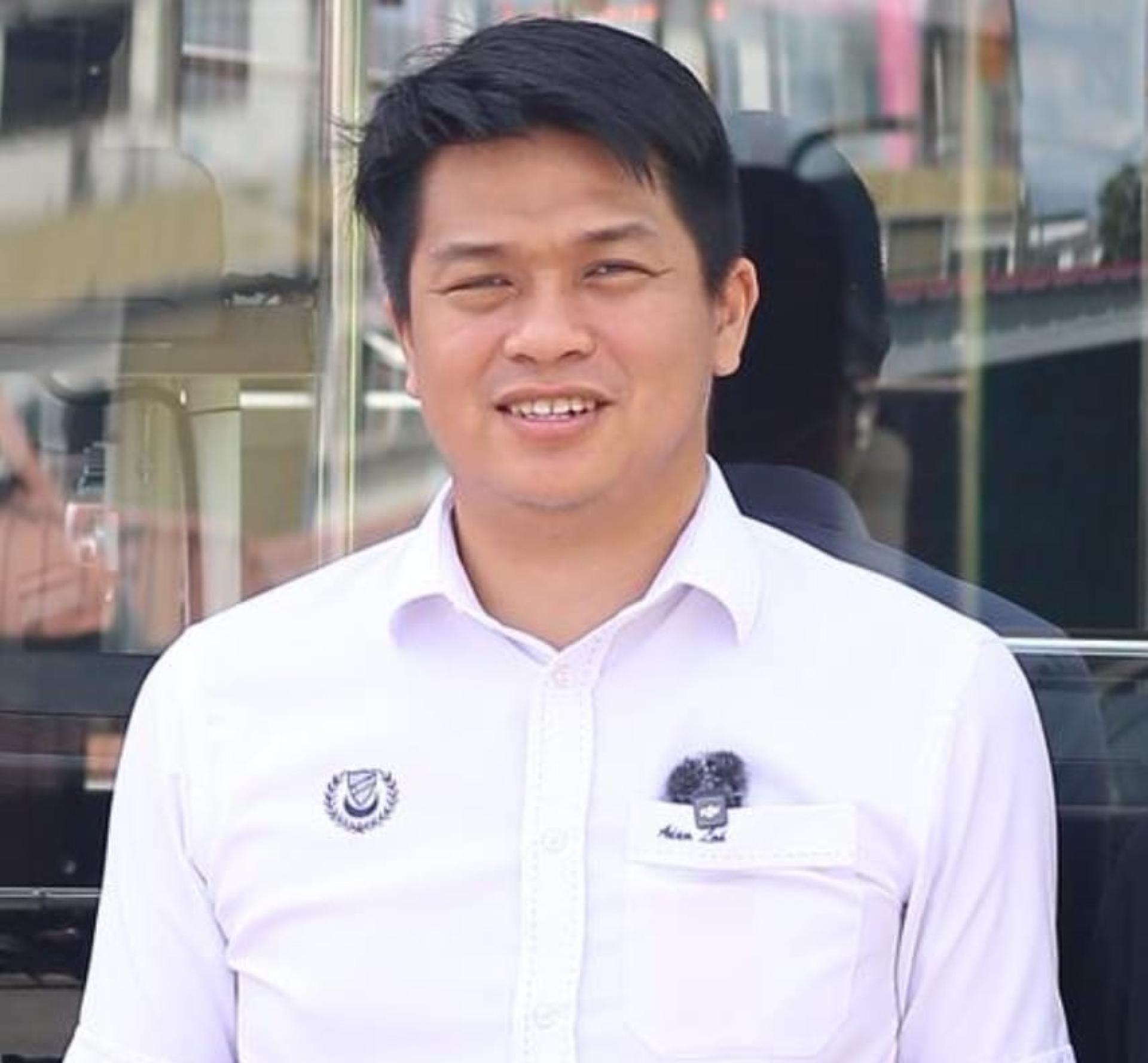 罗炜家按捺不住怒意，在脸书向高教部长拿督斯里赞比里开炮，希望能给予透明的的交代。
