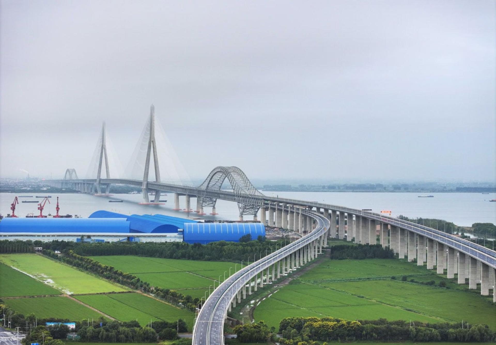 大桥通车后，大大缩短常州和泰州两地通行时间。（图：新华社）