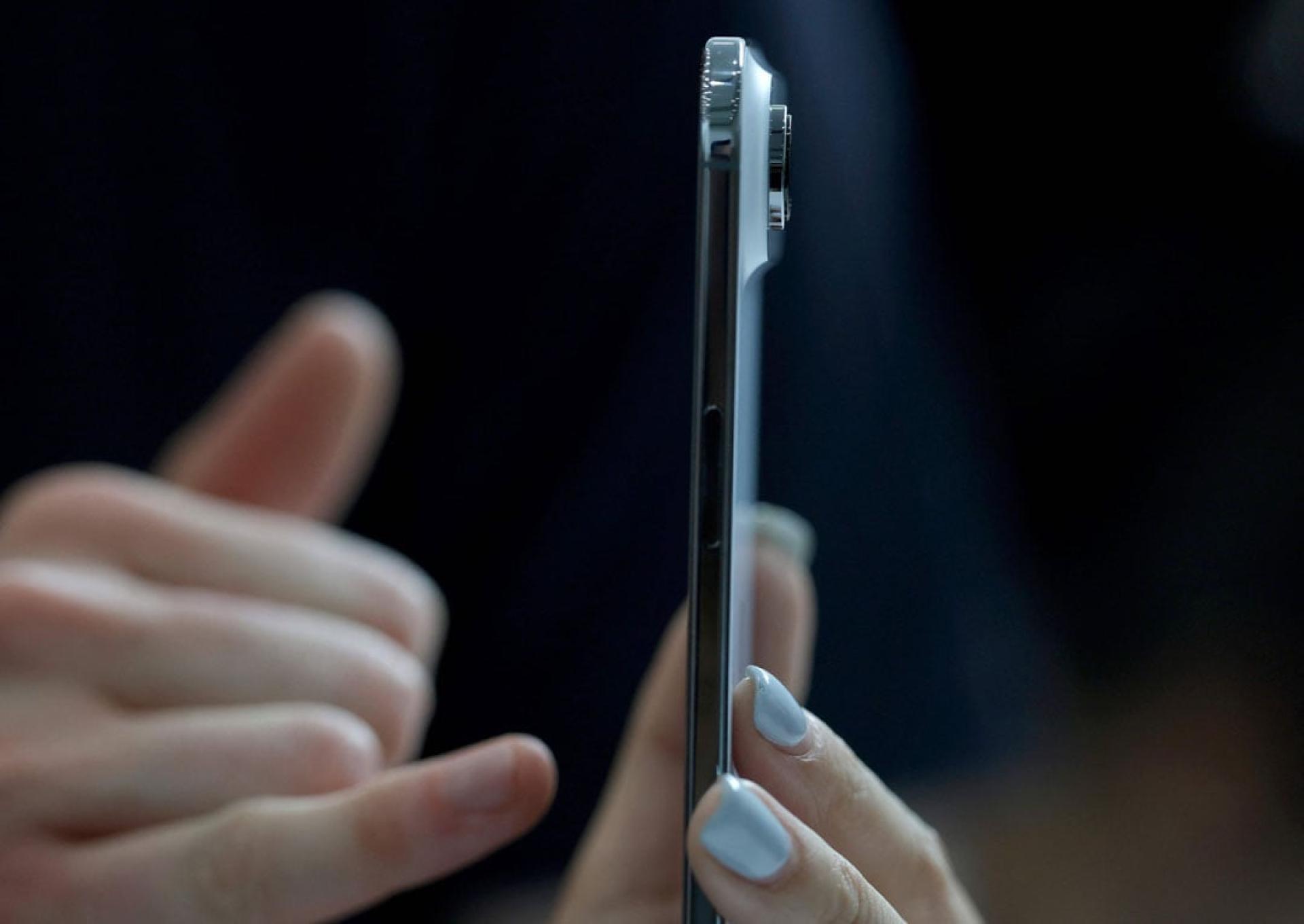 苹果公司9日推出全新的iPhone 17系列手机，新增全新更纤薄的Air设计，提升设备的耐用性和摄像头技术。
