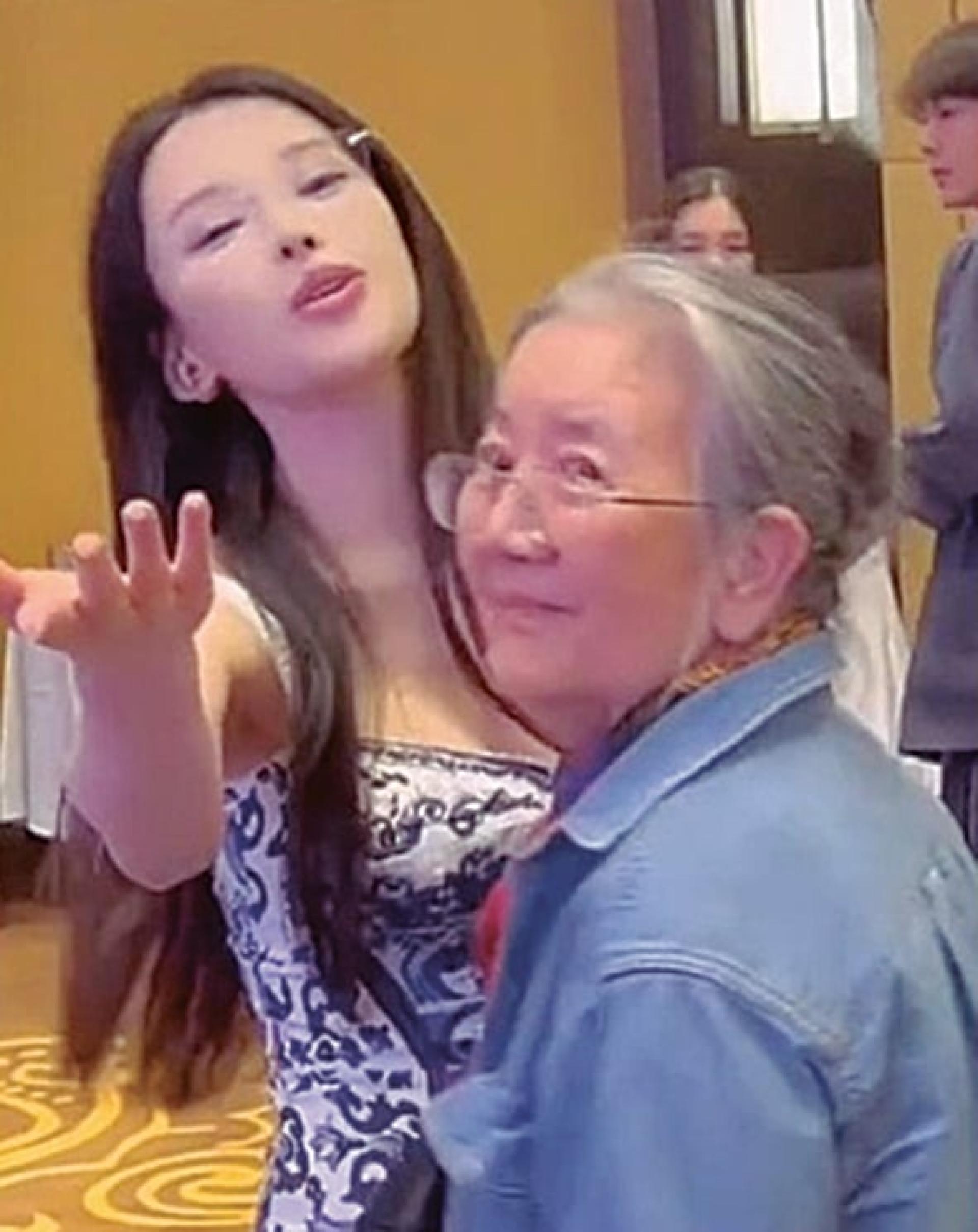 该女子与王力宏母亲（左）相处融洽。