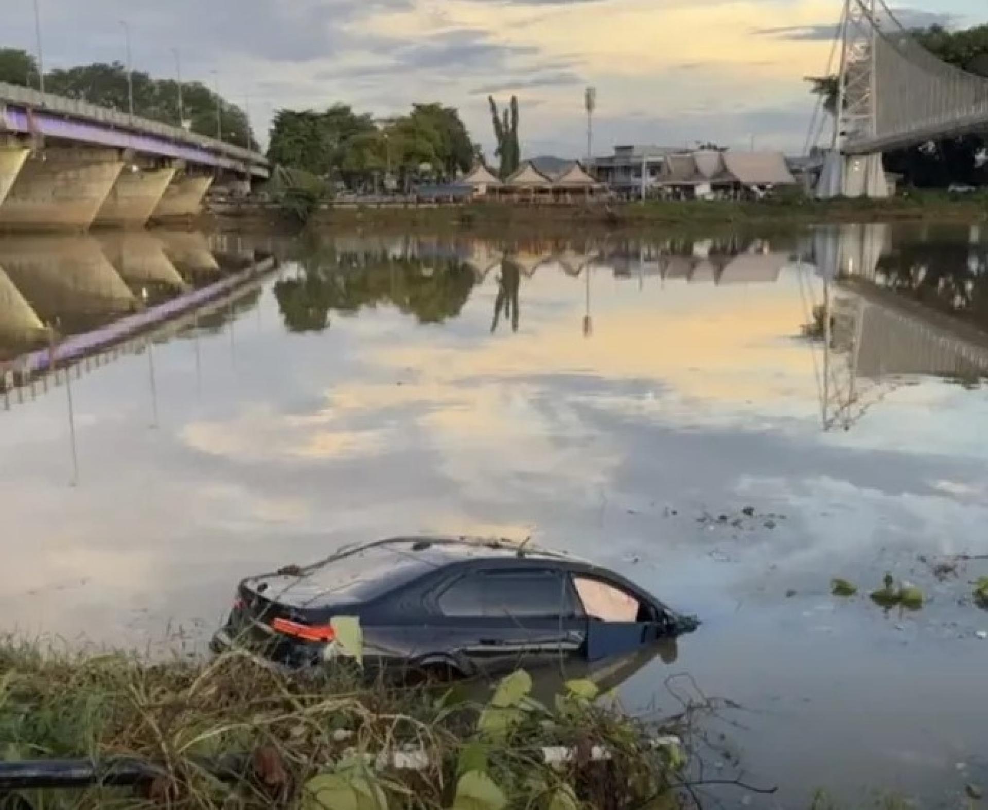 The vehicle that plunged into the river underneath Satok bridge on Sept 10, 2025.