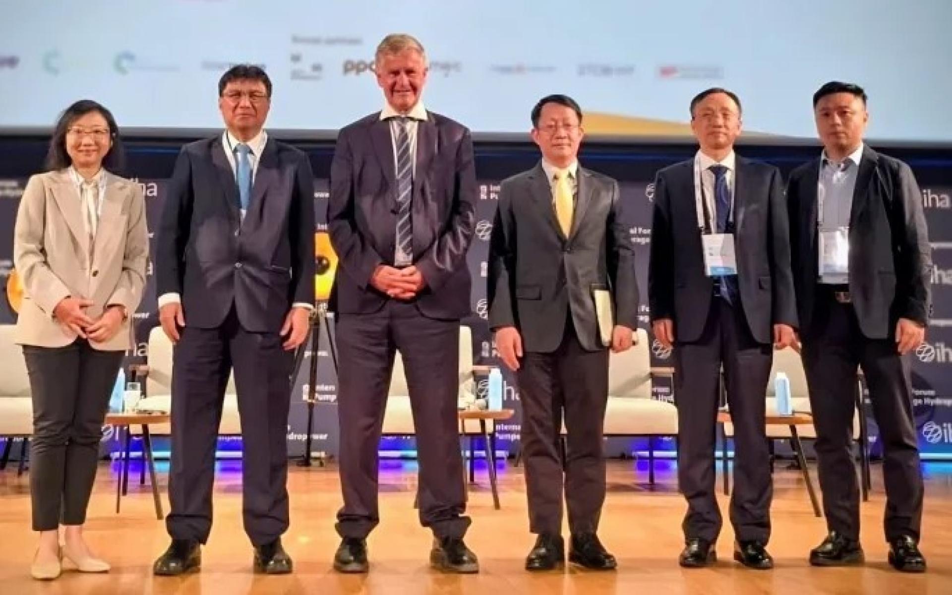 沙比尼（左2）与同台嘉宾及主持人合影，摄于2025年9月10日法国巴黎“抽水蓄能水电2025国际论坛”专题讨论“定下步调：东亚崛起之路”。