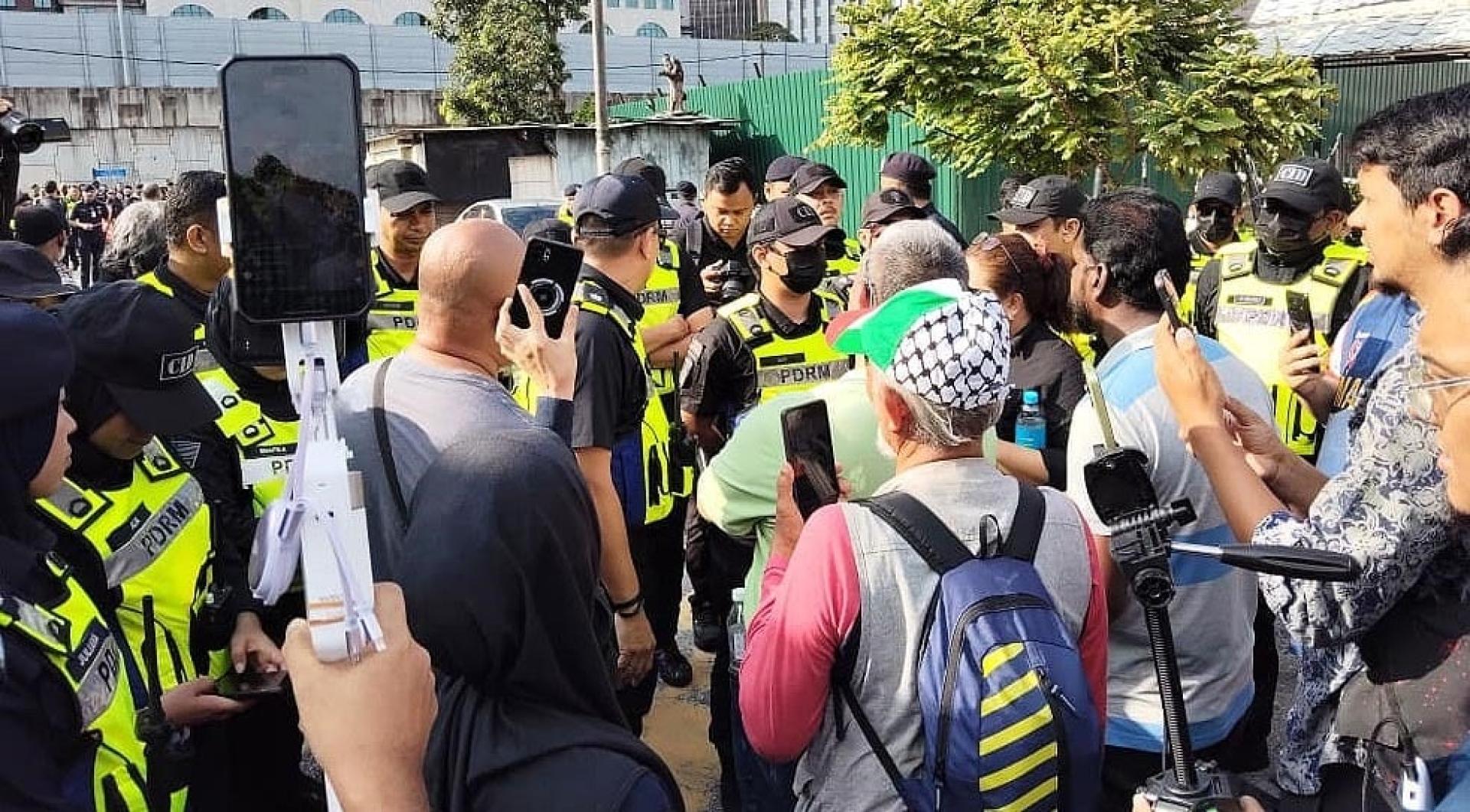 警方到场维持秩序，并基于安全考量禁止媒体靠近现场。