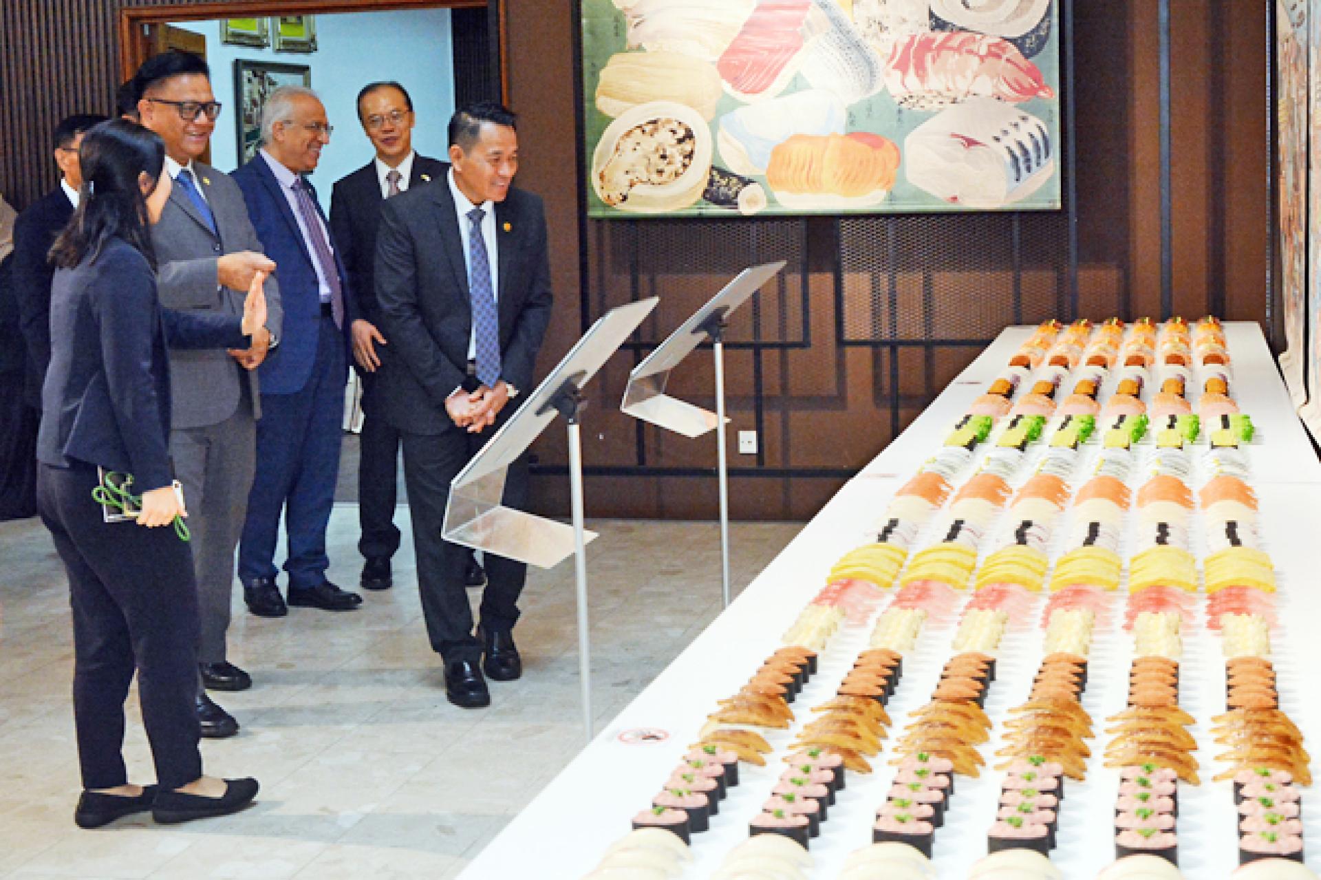 汶莱教育部代副常任秘书长莫哈末伊斯干达和日本驻汶莱大使Kikuta Yutaka共参观展示会