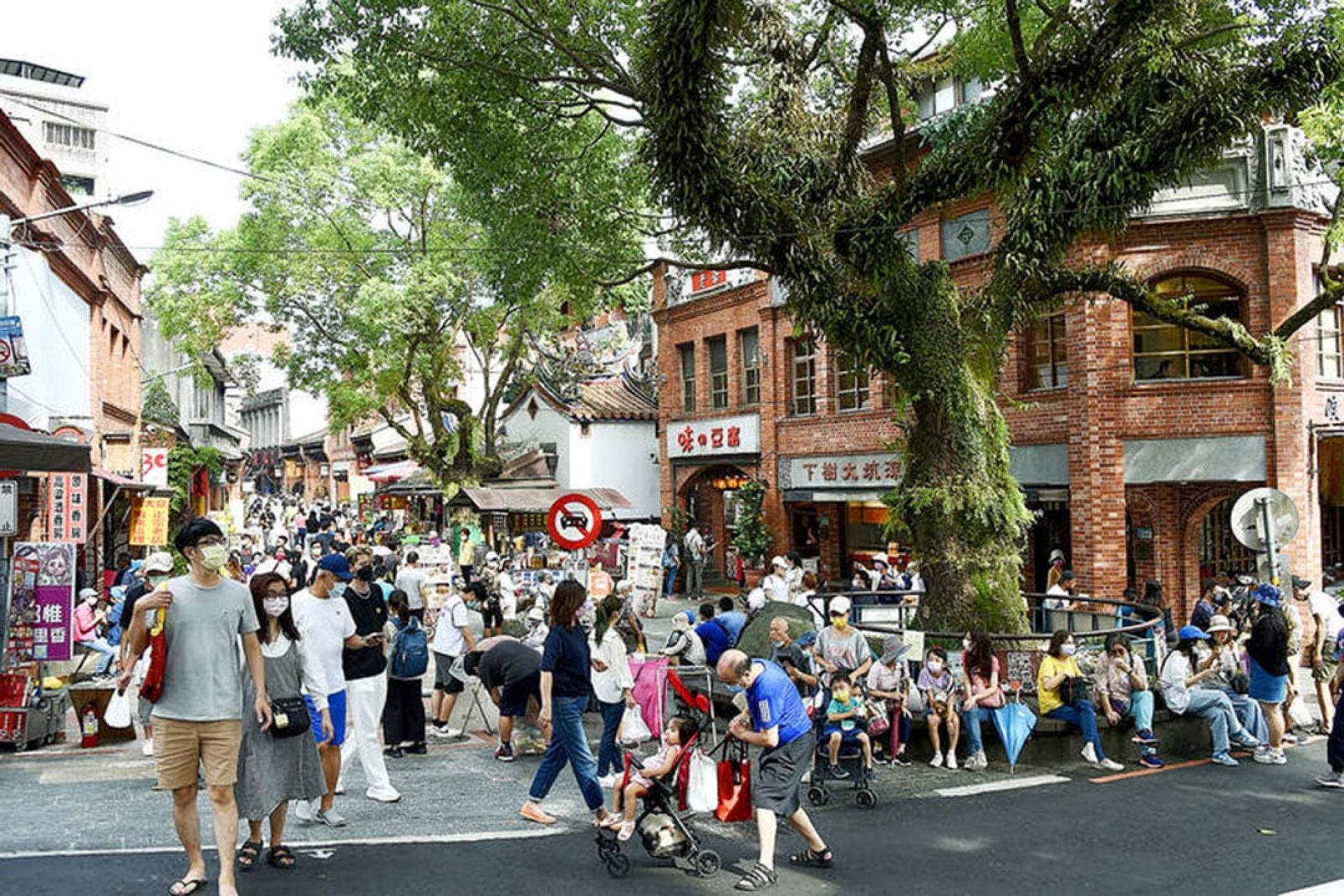 台湾人口持续减少兼且有老化迹象。