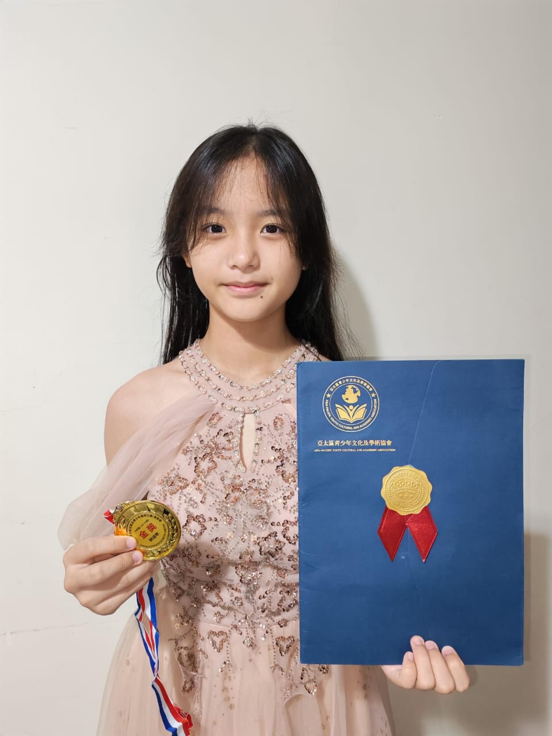 培中生林诗芊在2025亚太区儿童与青少年艺术大赛的歌唱比赛中夺金奖。
