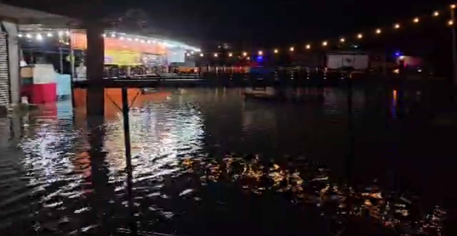 由于道路过高以及排水系统缓慢，一场大雨5间木板店铺必遭殃。