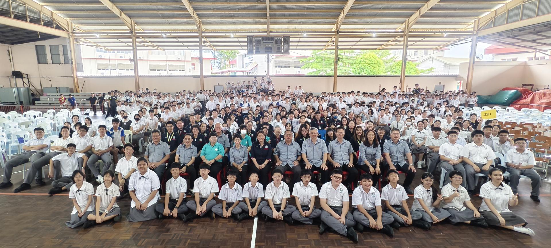 美里培民中学全体董教生于《师者匠心，育梦成光》教师节庆祝活动上合影留念。