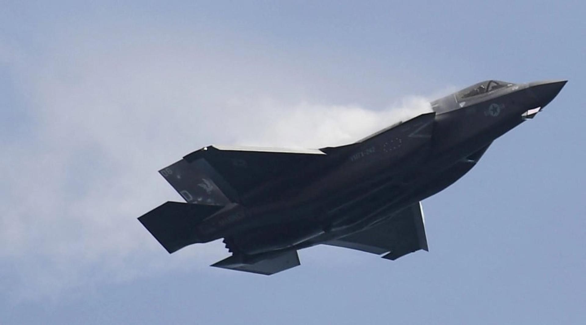F-35B的特点在于能够短距离起飞和像直升机般垂直降落，适合幅员小的新加坡。