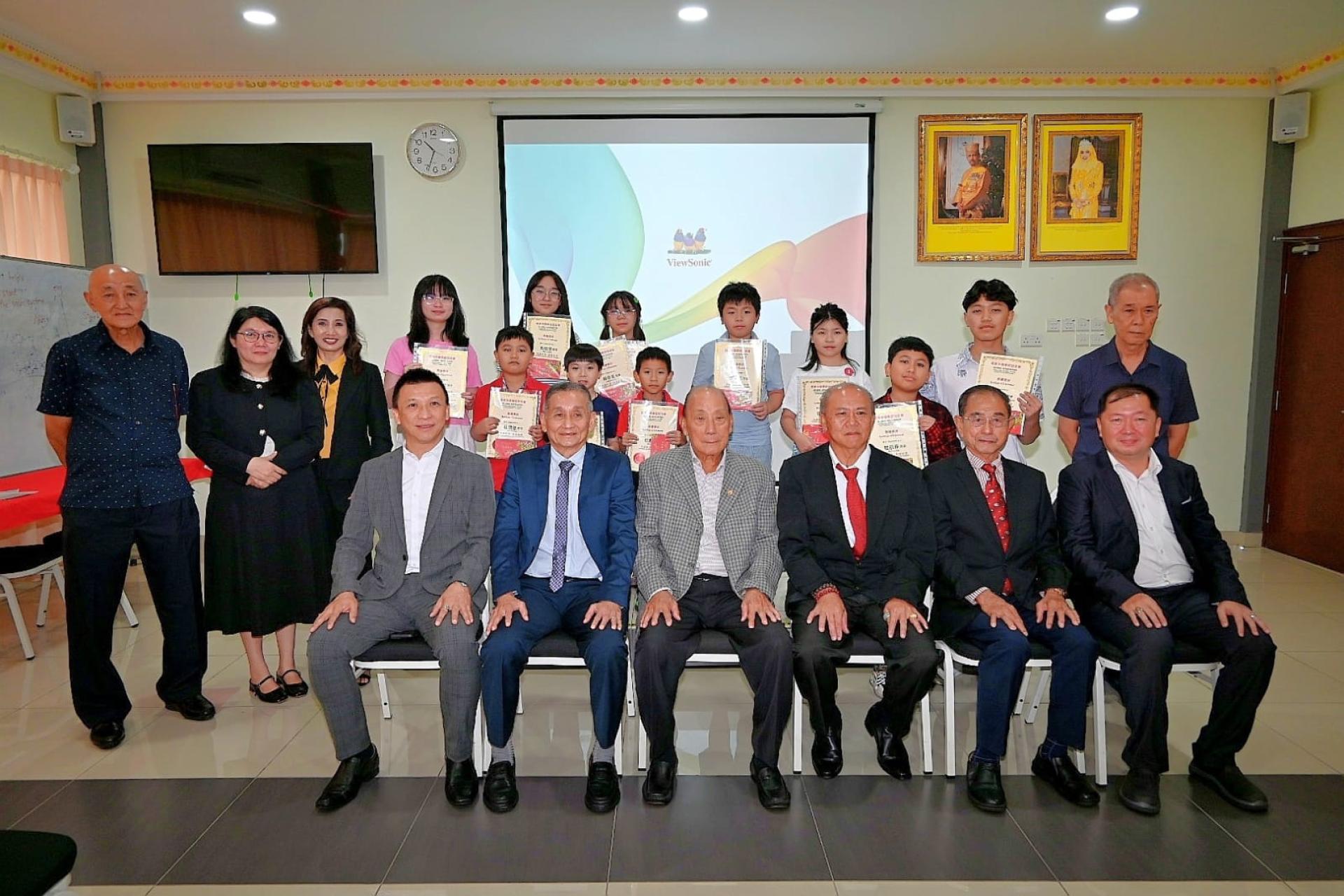 主宾丕显甲必丹拿督吴景进、都东中华学校董事长孙胜利、主席张成吉与理事及获奖励金会员子女合影