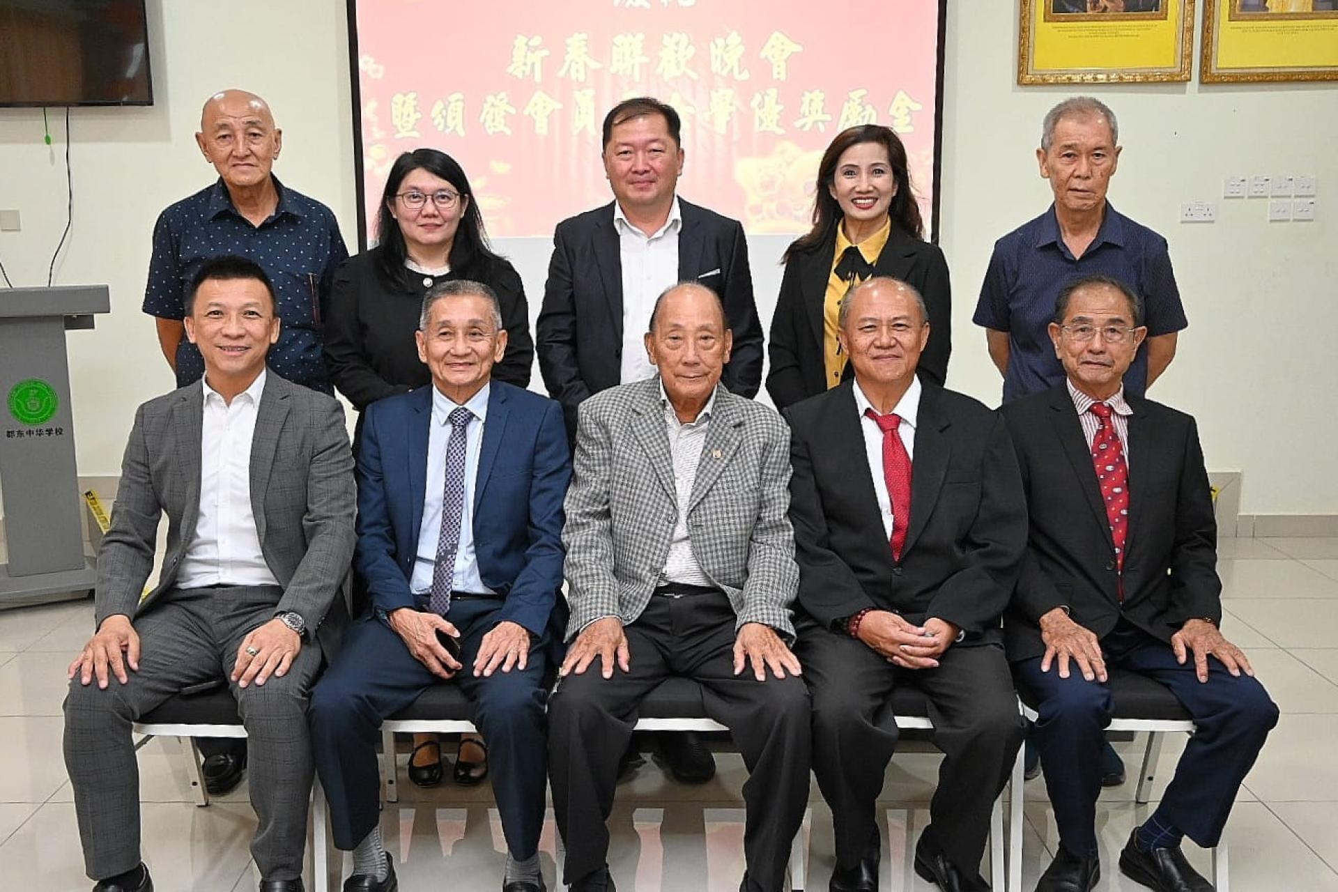 主宾丕显甲必丹拿督吴景进与该会新届理事合影