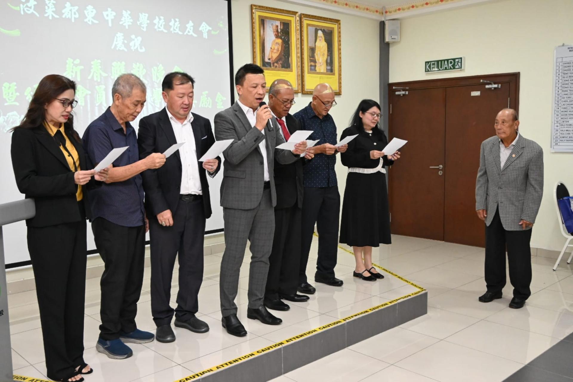 丕显甲必丹拿督吴景进监誓都东中华学校校友会新届理事宣誓仪式