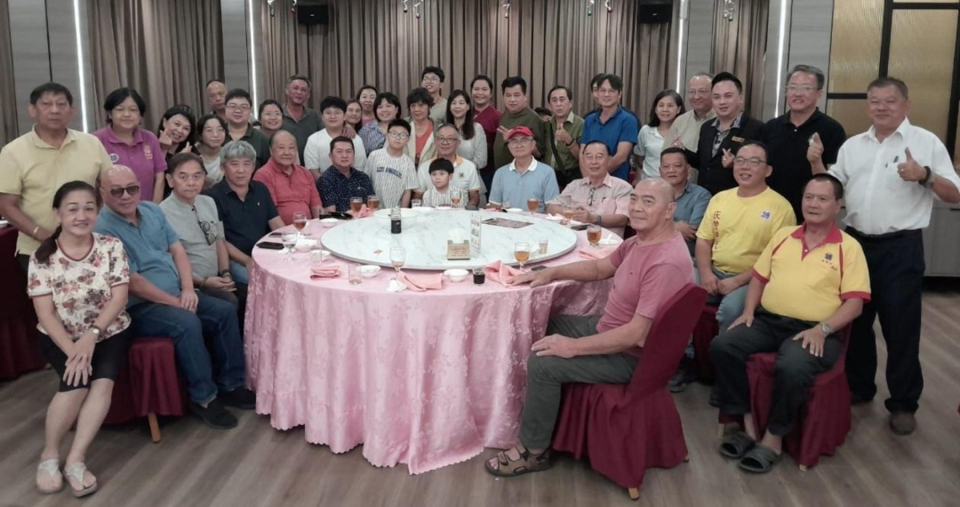 济兴善社社长陈瑞兴（前排右6起）设晚宴款待汶莱济道阁阁长杨赵明、沙巴济和善社社长戴荣强的代表们。右起为罗炎贤、林庆鸿、龚德良、陈瑞创、龙华神笔鈡金瑞等人。