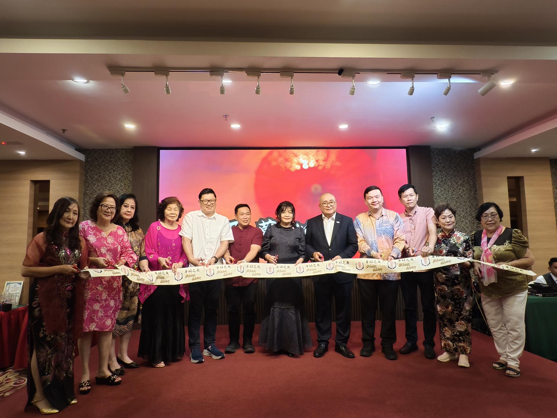 众嘉宾联合主持美里省华人社团联合会妇女组《芳华共绽 感恩同行》华妇之夜开幕剪彩仪式。左起为筹备会主席梁玉珠、名誉主任本固鲁方凤金、美里市长夫人刘丽仙、名誉主任林碧慈、美里省华总青年团团长兼砂华总青年团总团长范宏祥市议员、主宾拿督斯里李景胜的代表窦家雄市议员、美里省华总妇女组主任兼砂华总妇女部主席李瑞香、美里市长俞小珊、美里区国会议员赵俊文律、美里省华总署理会长兼砂华总副财政许信隆师、名誉主任陈秋贤，以及名誉主任杨绣莲。