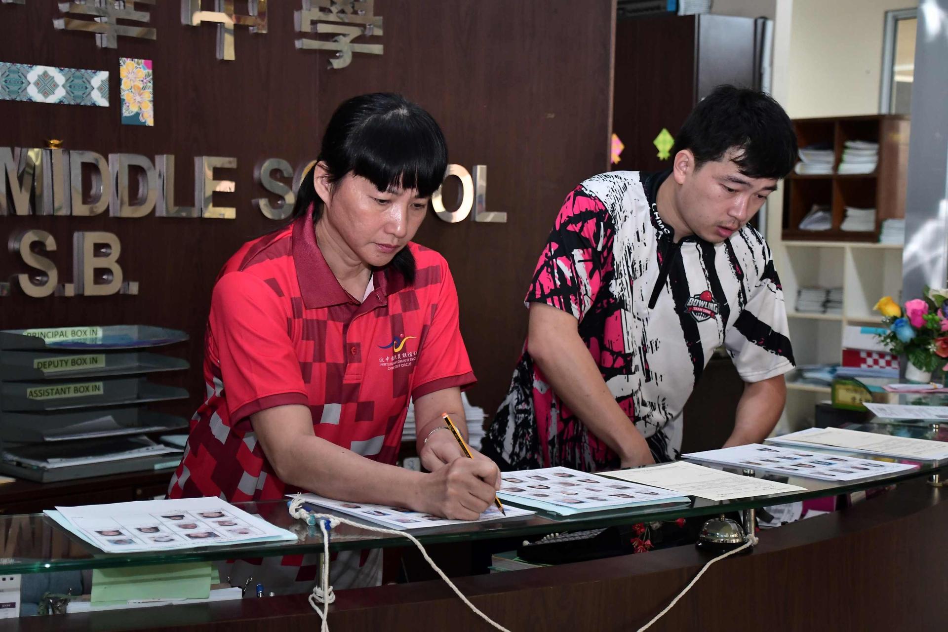 汶中HSK考点负责老师在核对考生的填报信息。