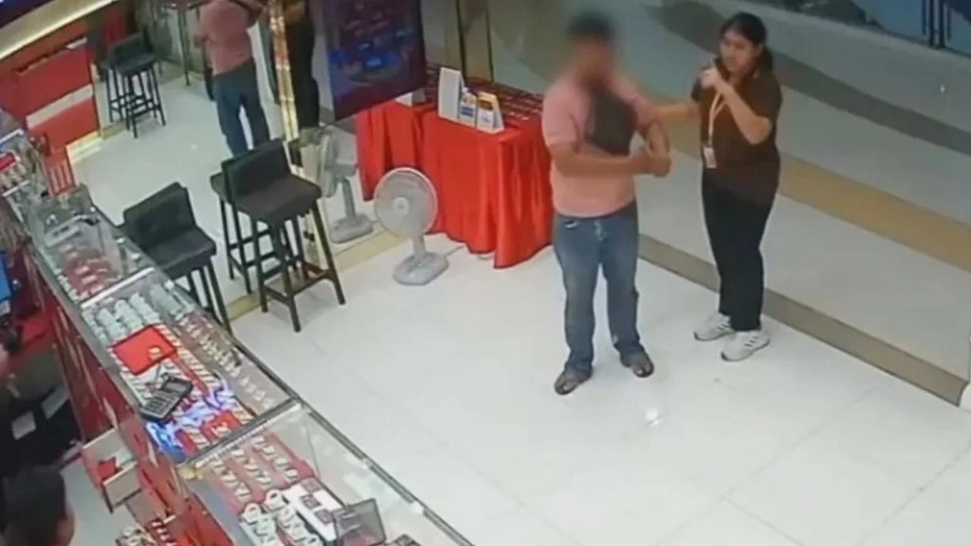 男子到金店并故意取走金戒指，被店员逮着。（The Thaiger）
