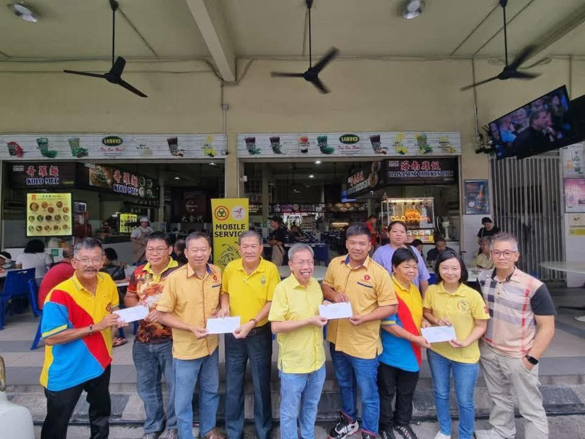 移交主宾邀请函给拿督阿玛沈桂贤医生，左起黄国光，杨胜发市议员，黄永东，石角中华公会会长林亚德，砂副总理拿督阿玛沈桂贤医生，筹委主席黄锦裕，妇女组刘伟珍，砂总理署政治秘书许徳婉，拿督黄灵顺。筹委秘书黄爱萍（后排）。