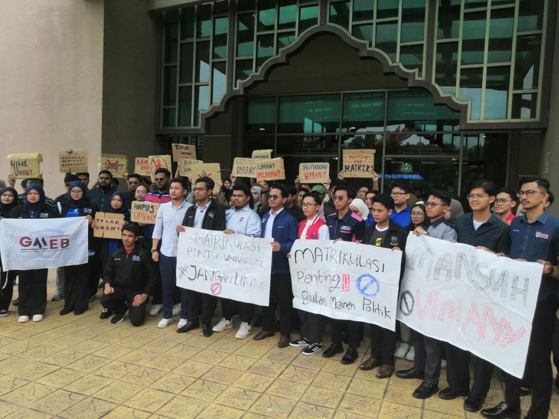 约150名大专生齐聚高教部，抗议马大新青年呼吁废除大学预科班，斥责对方借学术议题玩弄政治。