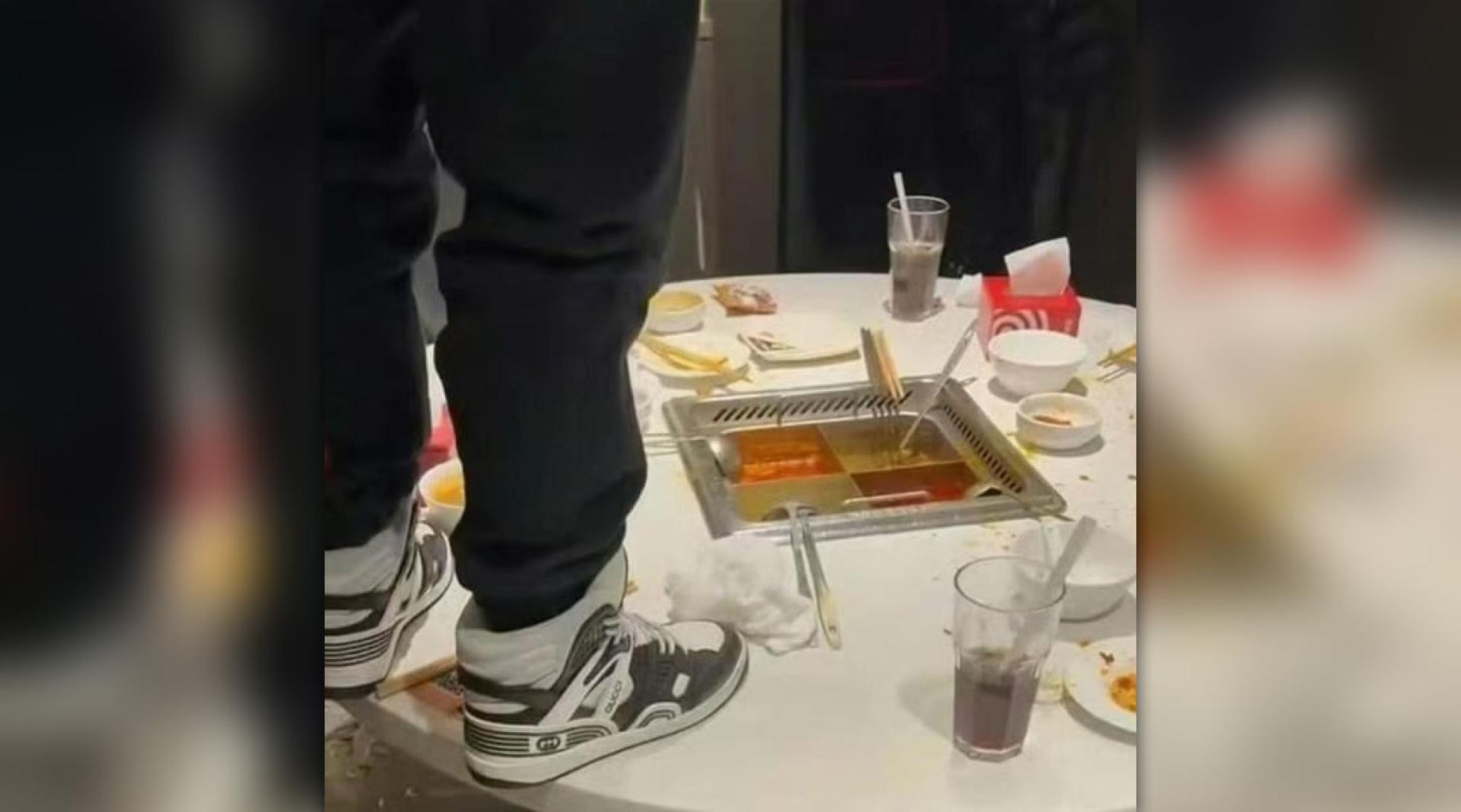 两名少年先后站上餐桌向火锅内小便，并相互拍摄视频发布在朋友圈。