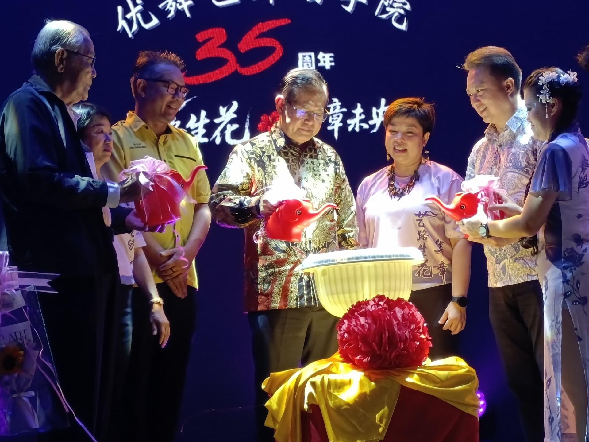 主宾砂拉越交通部长拿督斯里李景胜（中）在优舞艺舞蹈学院35周年庆典专场演出上主持象征式浇花开幕仪式。