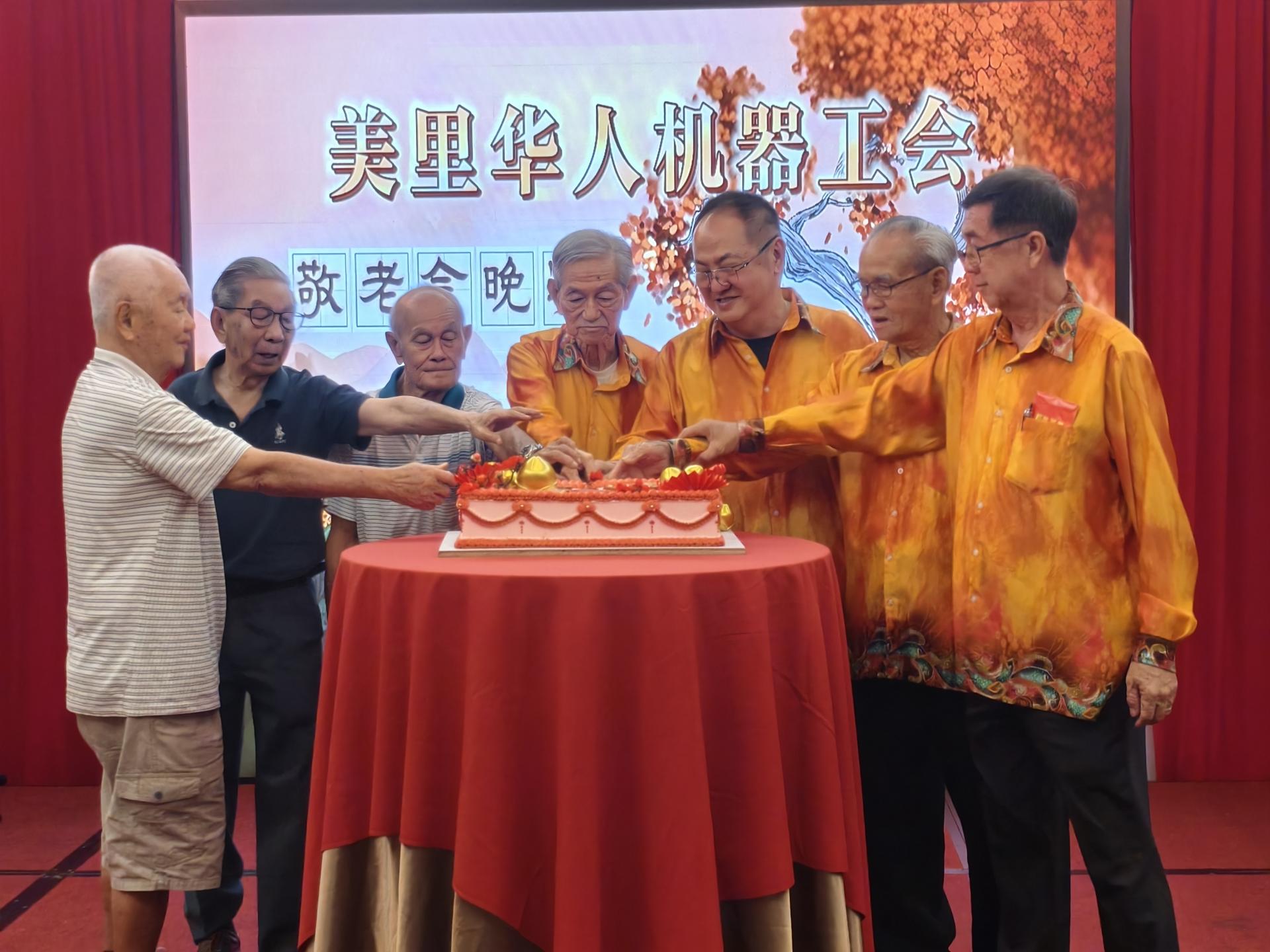 主席陈慧明（右3）、副主席余健伟（右1），偕同80岁以上的长者会员一同切祝寿蛋糕。左起为会员江美杰，会员司徒炽昌，会员余卫芳，顾问陈祖昌及陈泉成（右2）。