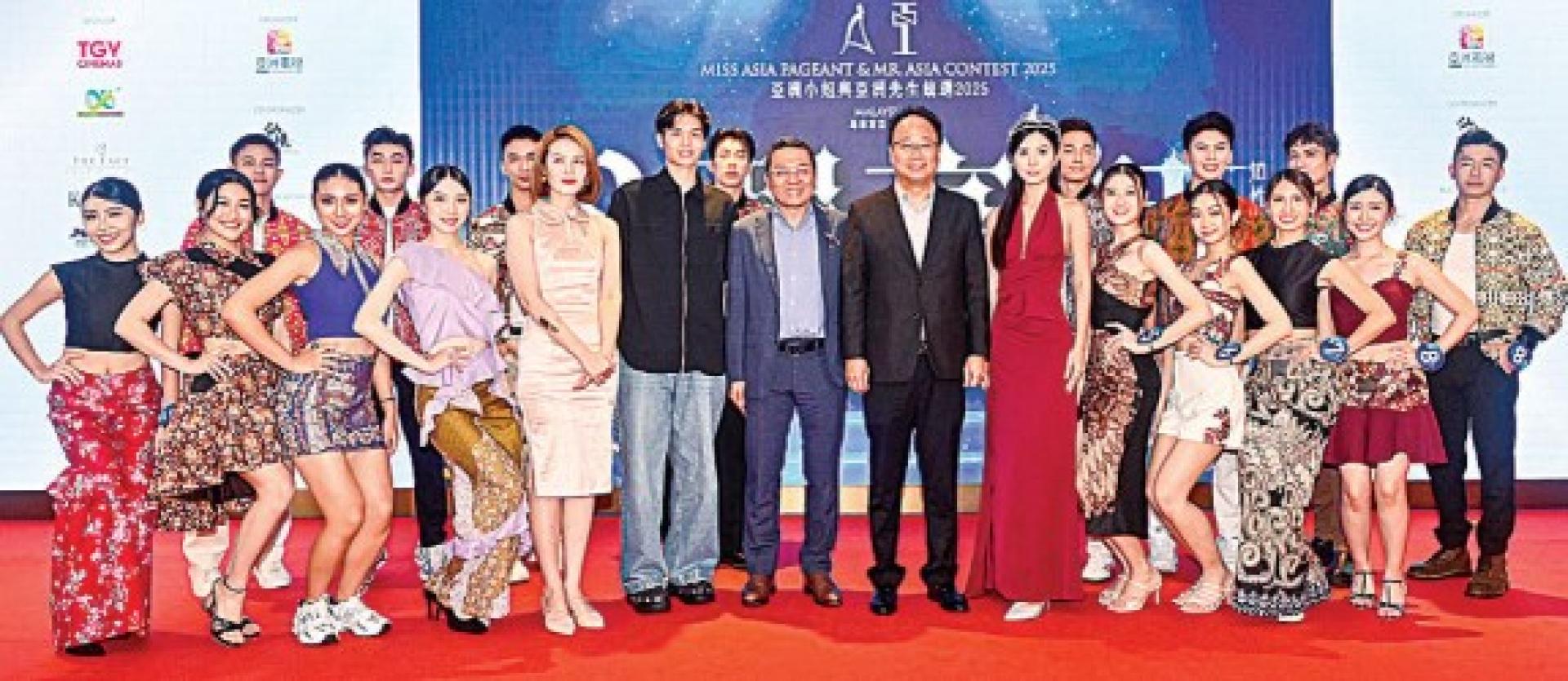 苏盈之（前排左5起）、李浩轩、陈昌达、梁玮玶与钟炘彤齐聚现场，共同见证8强亚姐与先生的登场时刻。