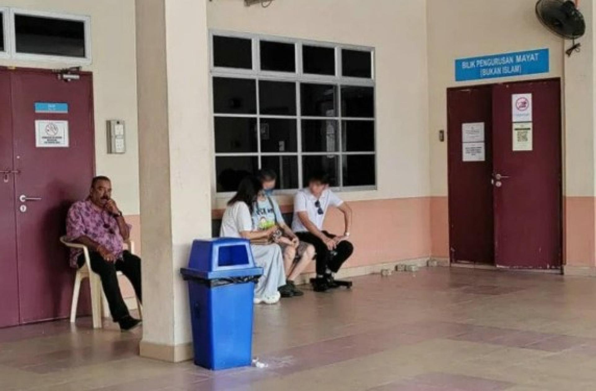 傅瑞桃的家属抵达医院太平间办理认领遗体手续。
