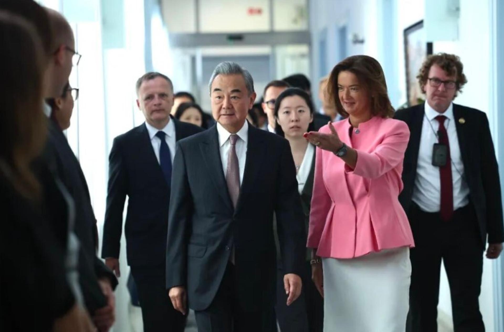 王毅表示，中斯两国传统友好，中国是最早承认斯洛文尼亚独立的国家之一。