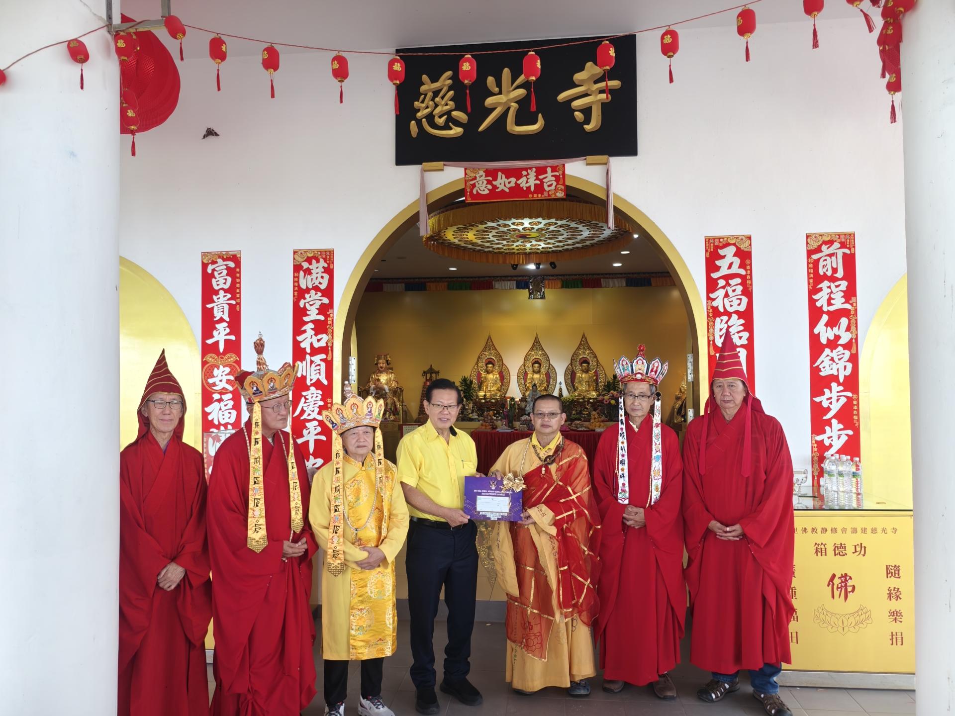 砂拉越交通部长拿督斯里李景胜（左4）移交砂拉越其他宗教事务单位拨出的100万令吉拨款 支票予美里佛教静修会主席蔡顺登，充作慈光寺建围墙用途。
