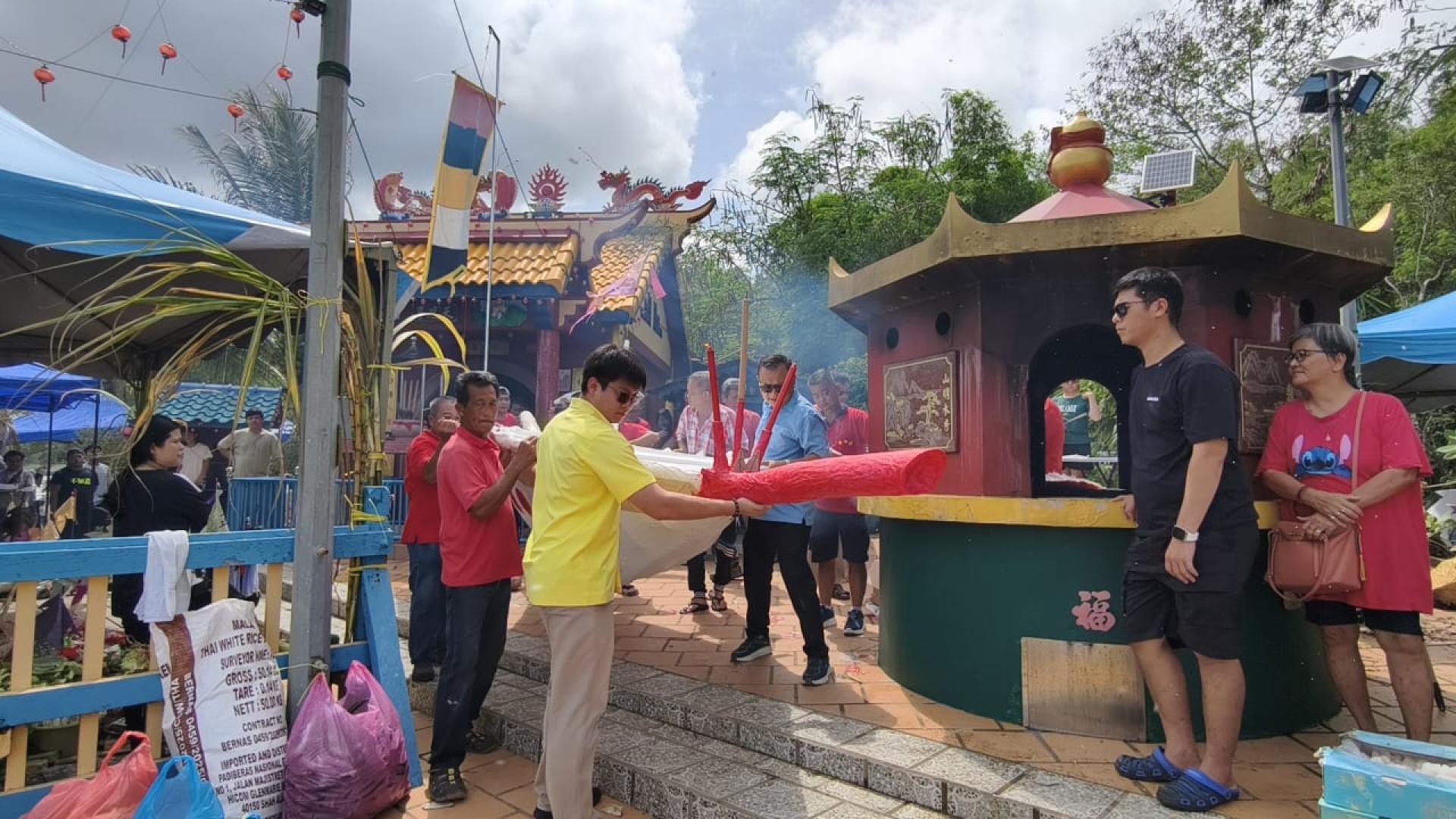 砂旅游部副部长拿督陈超耀的代表谢家洪（左3）主持法船下海仪式。